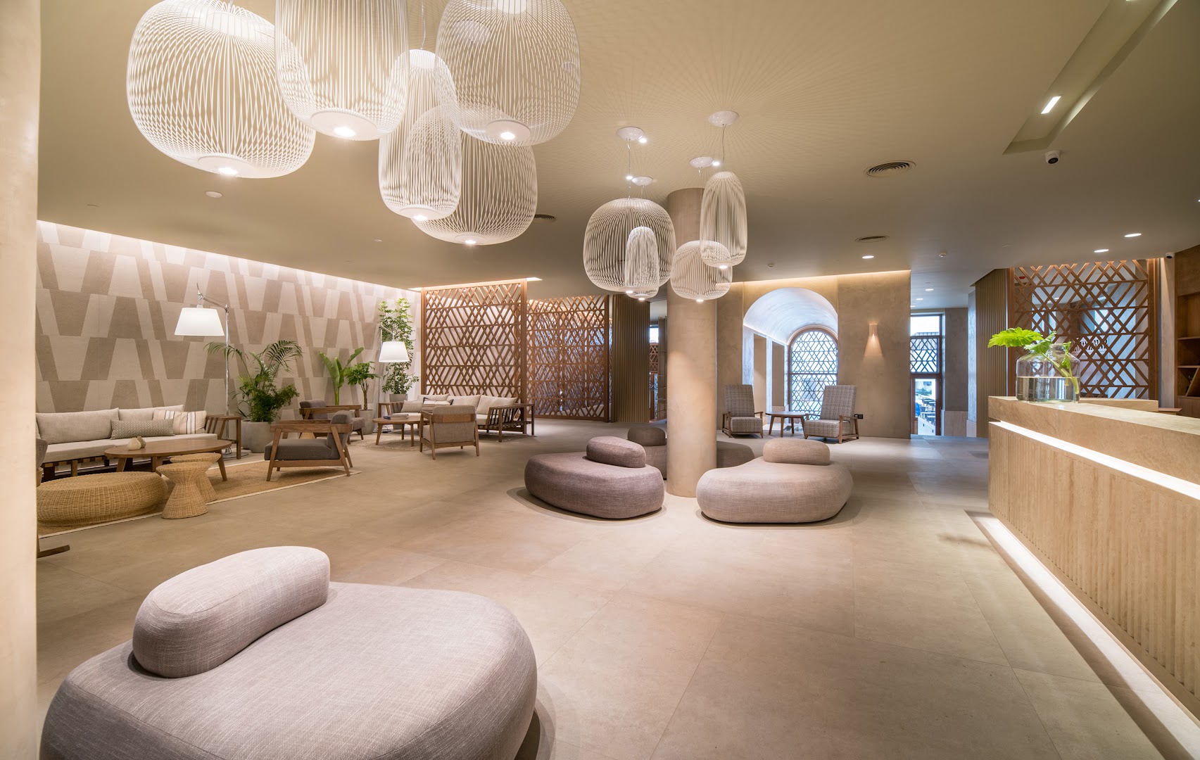 Akasha Beach Hotel & Spa plašs lobby vestibils ar modernām dizaina lampām, mīkstiem atpūtas krēsliem un recepcijas zonu