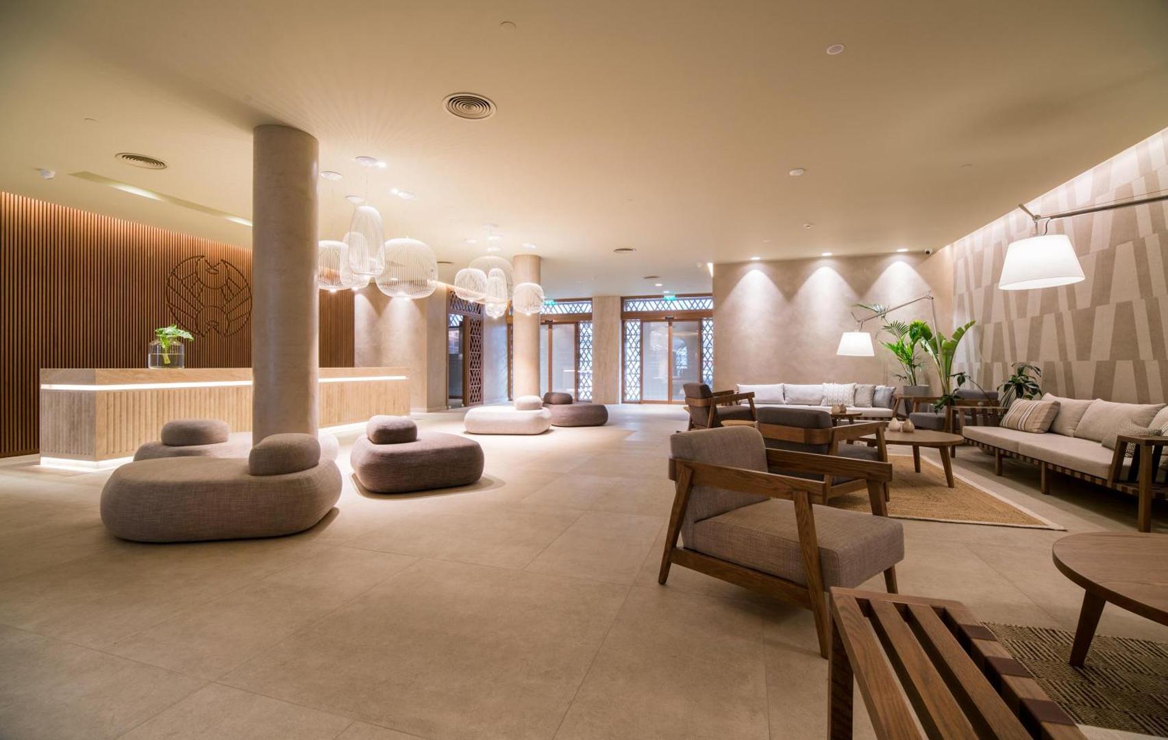 Akasha Beach Hotel & Spa plašais un modernais vestibils Hersonisā, Krētā — gaišs interjers ar dizaina mēbelēm un atpūtas zonu