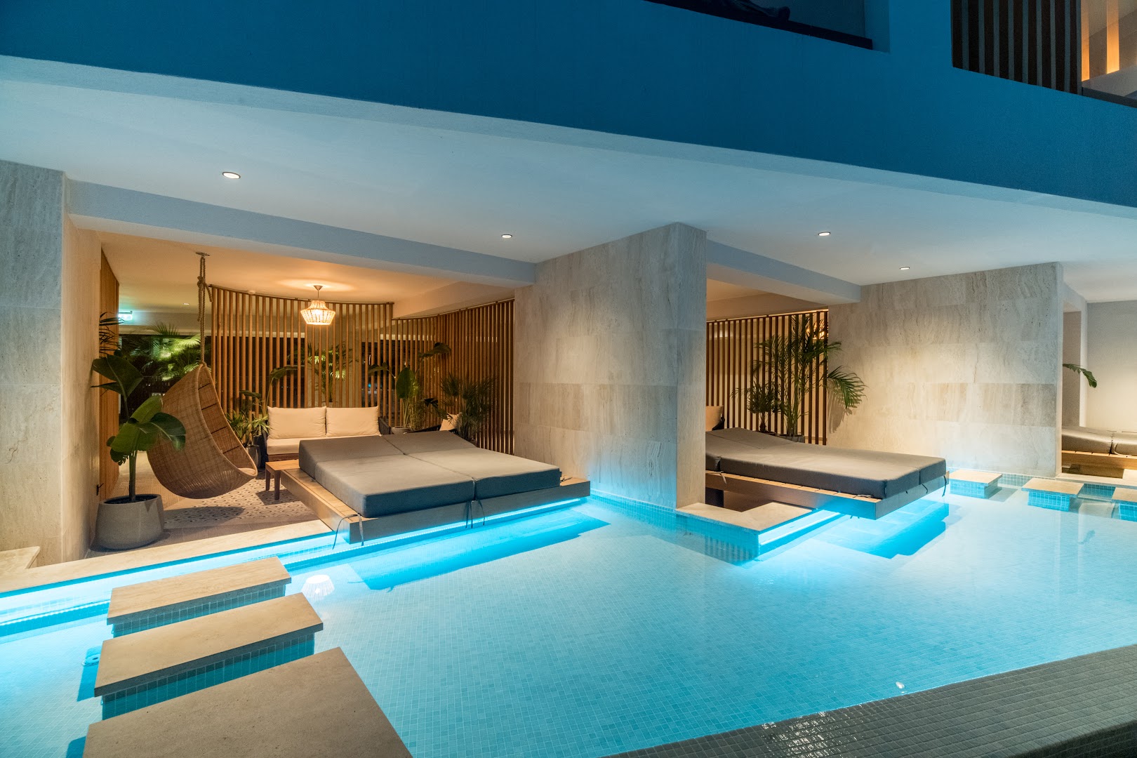 Akasha Beach Hotel & Spa numurs ar tiešu piekļuvi baseinam — modernas atpūtas gultas virs ūdens un stilīgs interjers