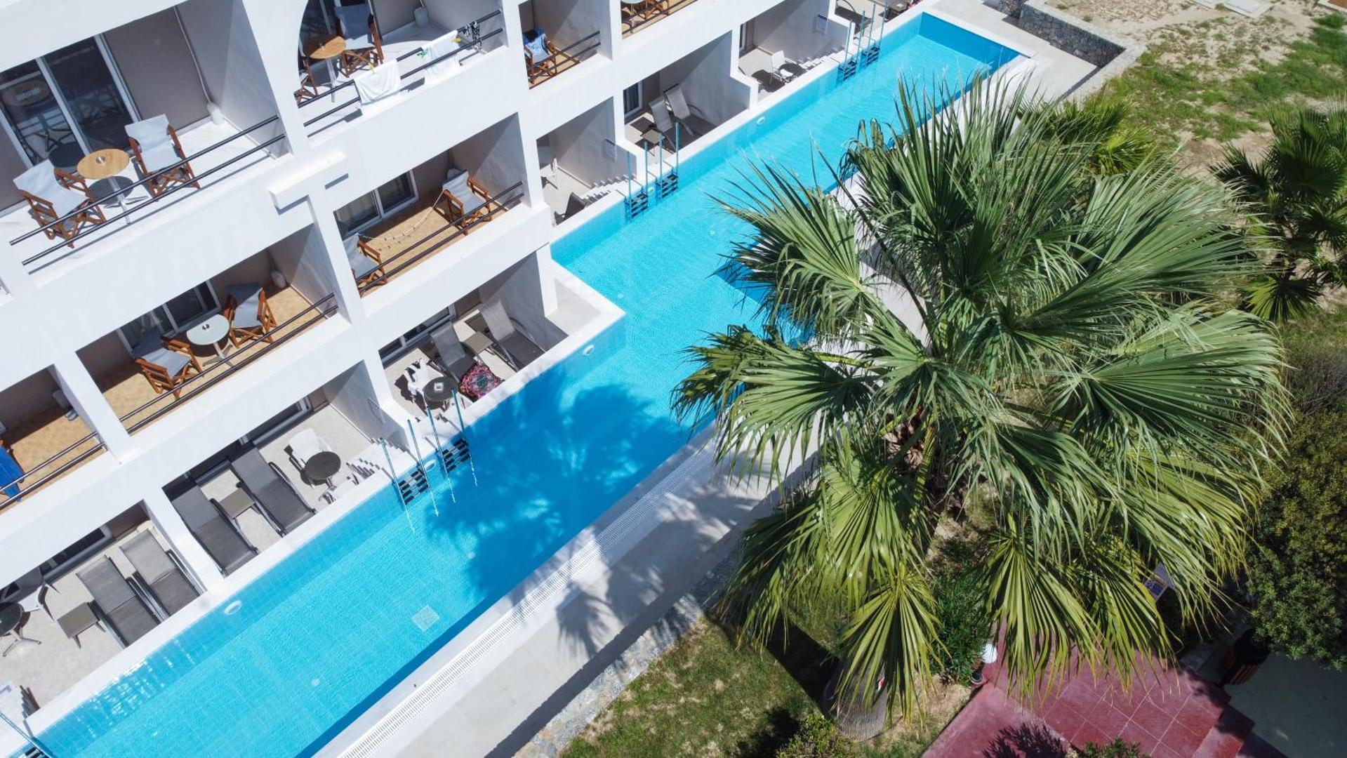 Lardos Bay numuri ar tiešu piekļuvi baseinam un palmu koku Rodas salas kūrortā no augšas