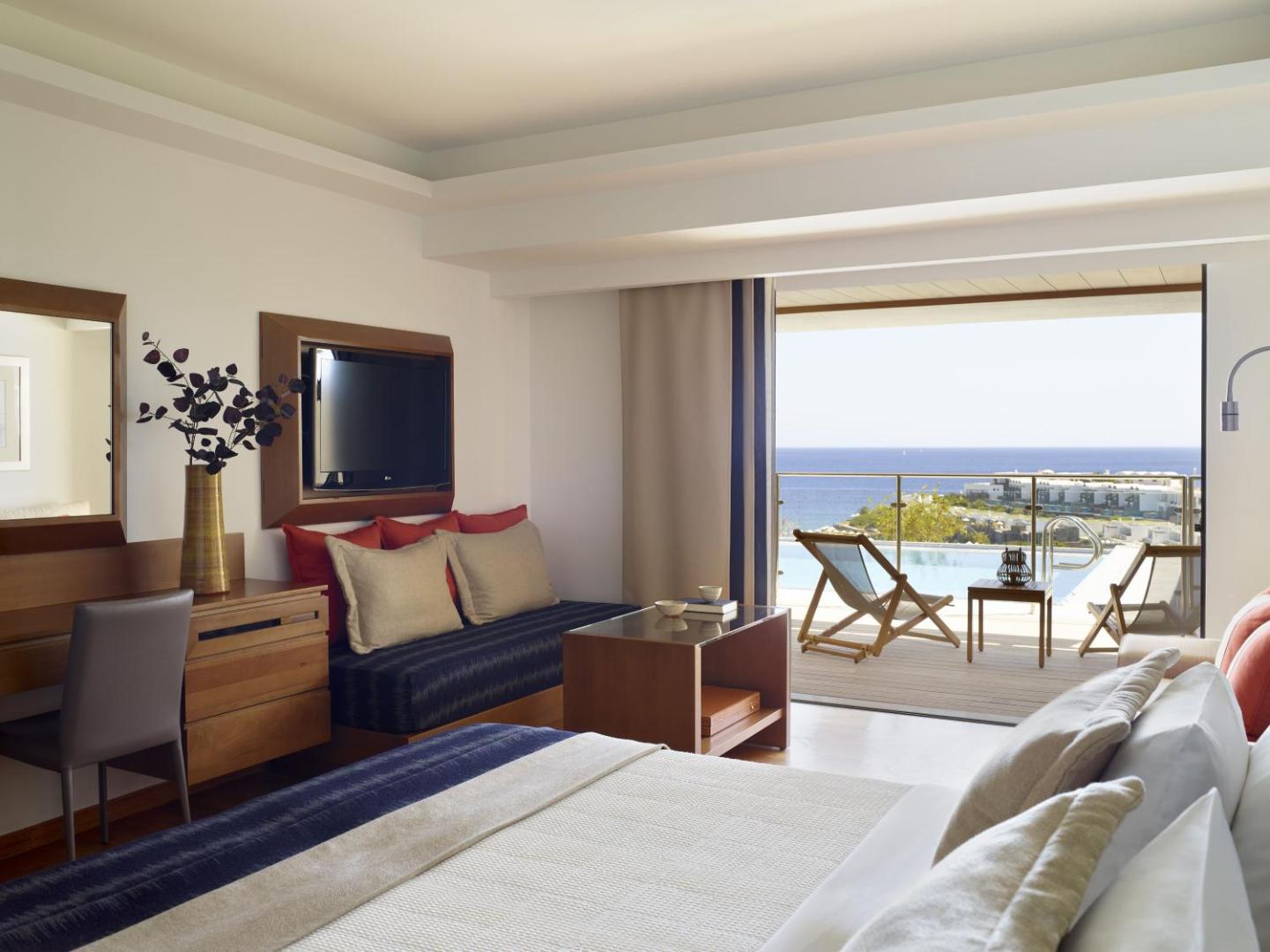 Porto Elounda Golf & Spa Resort numurs ar tiešu piekļuvi baseinam un sauļošanās krēsliem uz terases