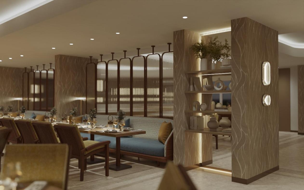 Porto Elounda Golf & Spa Resort iekštelpu restorāns ar modernu dizainu, mīkstajiem dīvāniem un siltu, mājīgu apgaismojumu