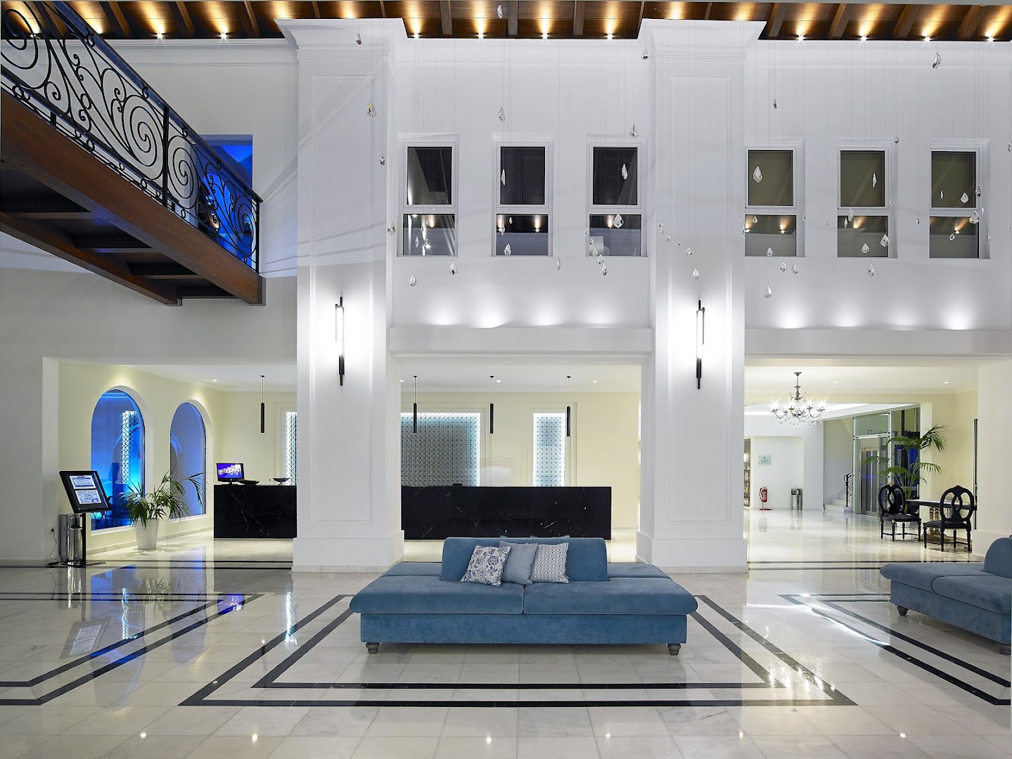 Anemos Luxury Grand Resort modernā recepcijas zona ar augstiem griestiem, marmora apdari un dizaina mēbelēm Georgiupoli, Krētā
