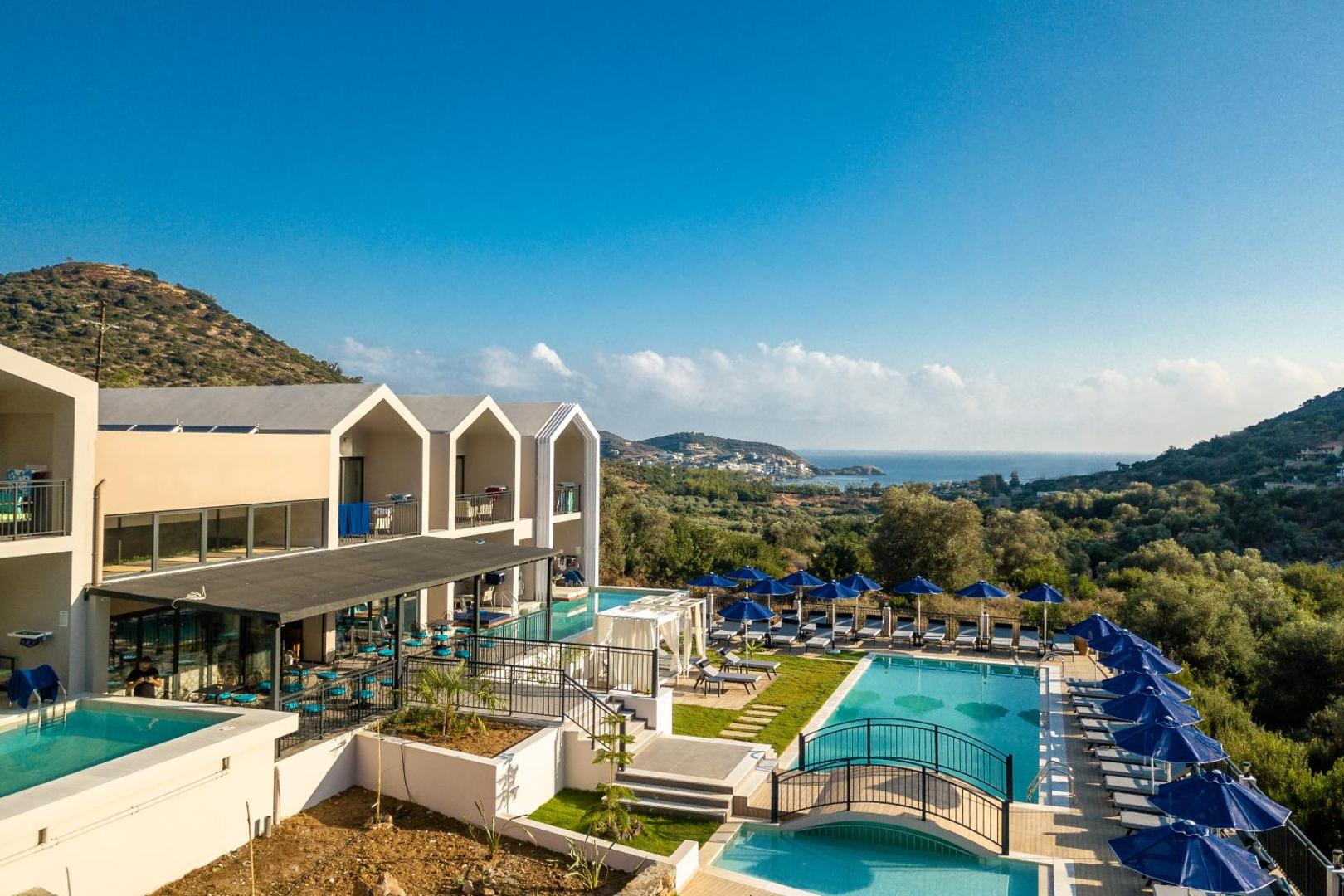T Hotel Premium Suites panorāmas skats uz viesnīcas korpusiem, baseiniem un jūras līci Bali reģionā, Krētā