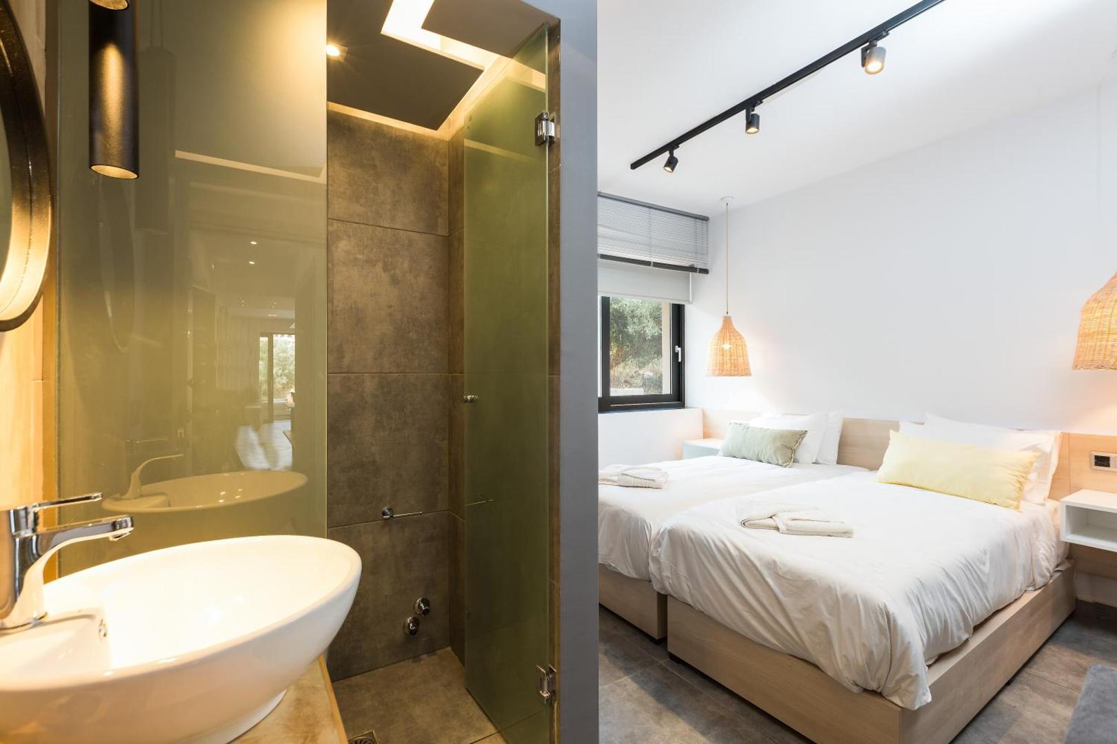 T Hotel Premium Suites moderns numurs ar divām gultām un atvērtā plānojuma vannasistabu Bali ciemata apkārtnē, Krētā