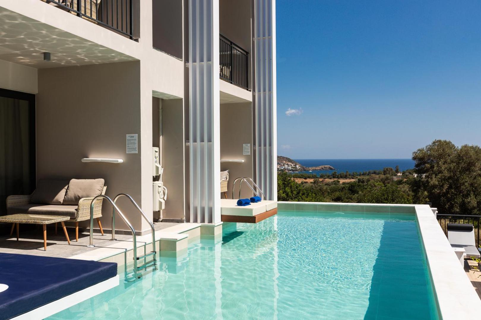 T Hotel Premium Suites numurs ar privātu baseinu un terasi, no kuras paveras skats uz piekrasti un olīvkokiem