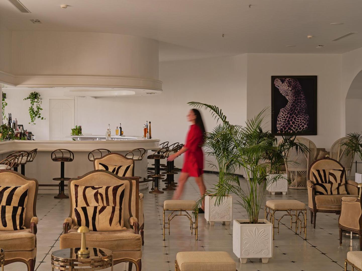 Caramel, Grecotel Boutique Resort lobby bārs ar stilīgiem krēsliem, palmu augiem un modernu interjeru Retimno reģionā