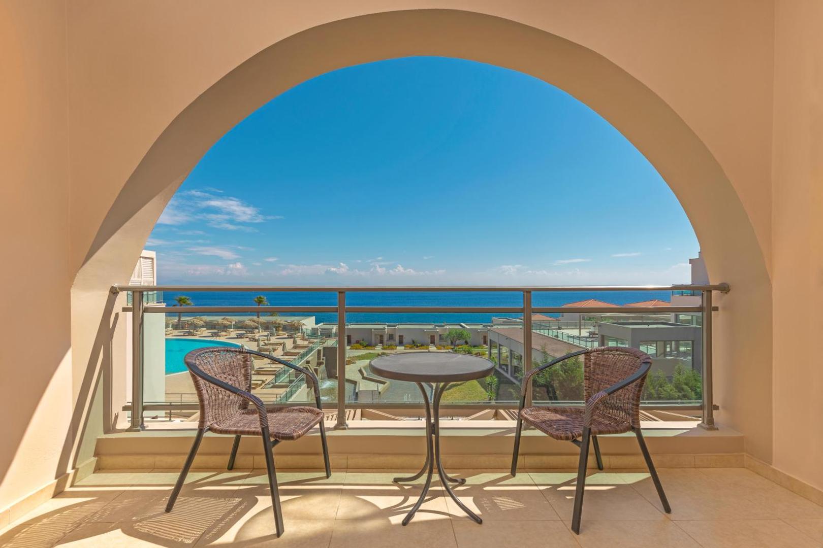 Skats no Kresten Royal Euphoria Resort balkona arkas uz Vidusjūru un viesnīcas teritoriju ar baseiniem Rodas salā.
