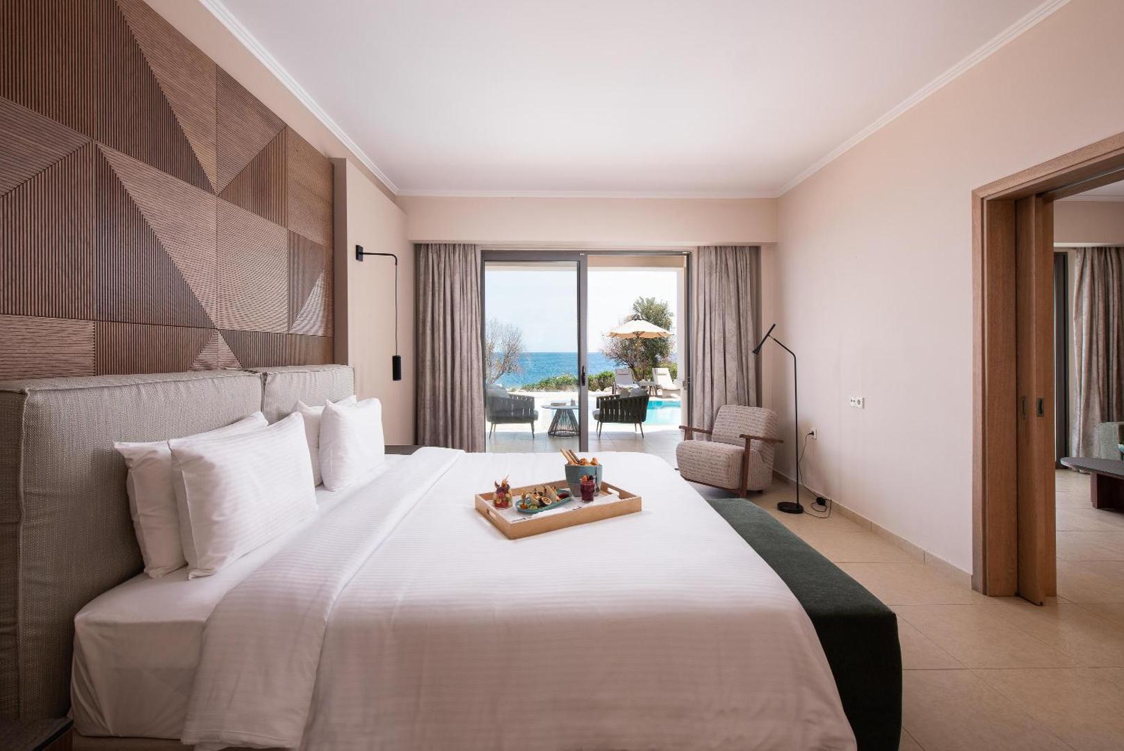 Kresten Royal Euphoria Resort numurs ar tiešu piekļuvi baseinam un skatu uz jūru, brokastis gultā Rodas piekrastē.