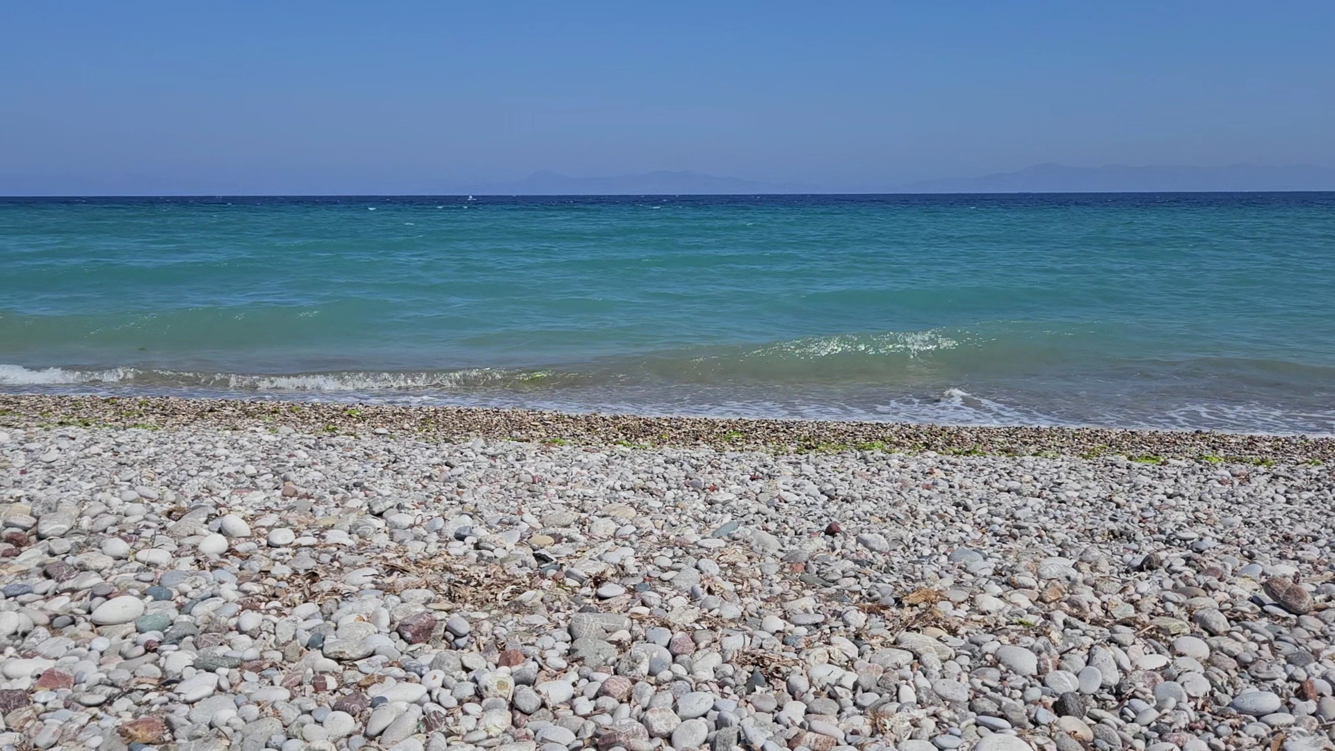 Tuvplāns Pylea Beach Hotel oļu pludmalei ar tirkīza krāsas jūras viļņiem Rodas piekrastē