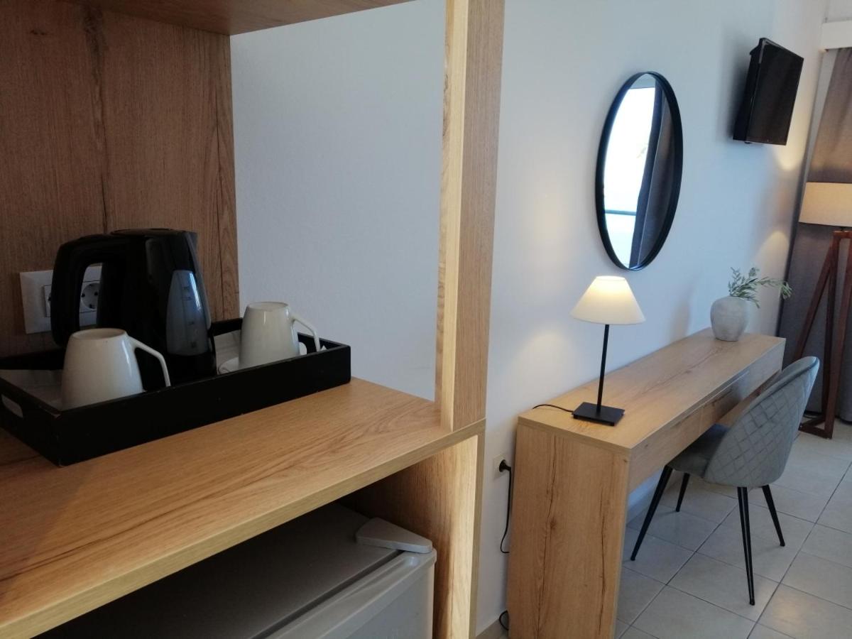 Pylea Beach Hotel numura darba zona ar koka galdu, spoguli un tējas pagatavošanas komplektu Rodas viesnīcā