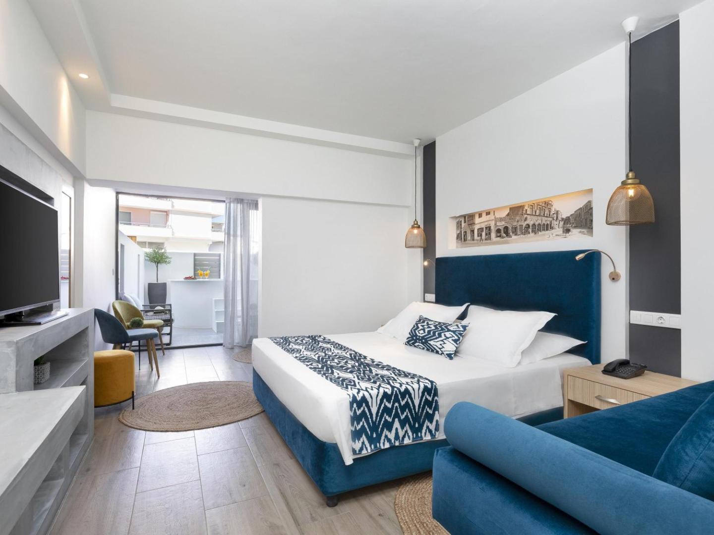 Mercure Rhodes Alexia Hotel & Spa moderns numurs zilajos toņos ar dīvānu un balkonu Rodas pilsētas centrā