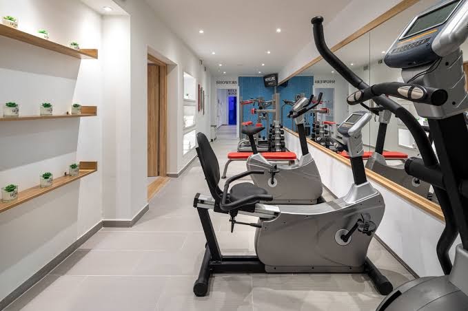 Mercure Rhodes Alexia Hotel & Spa fitnesa centrs Rodas pilsētā ar moderniem velotrenažieriem un spoguļu sienu gaišā telpā