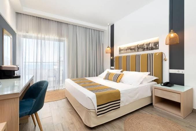 Mercure Rhodes Alexia Hotel & Spa gaišs divvietīgs numurs ar balkonu Rodas pilsētā — moderna apdare, rakstains galvgalis un darba zona