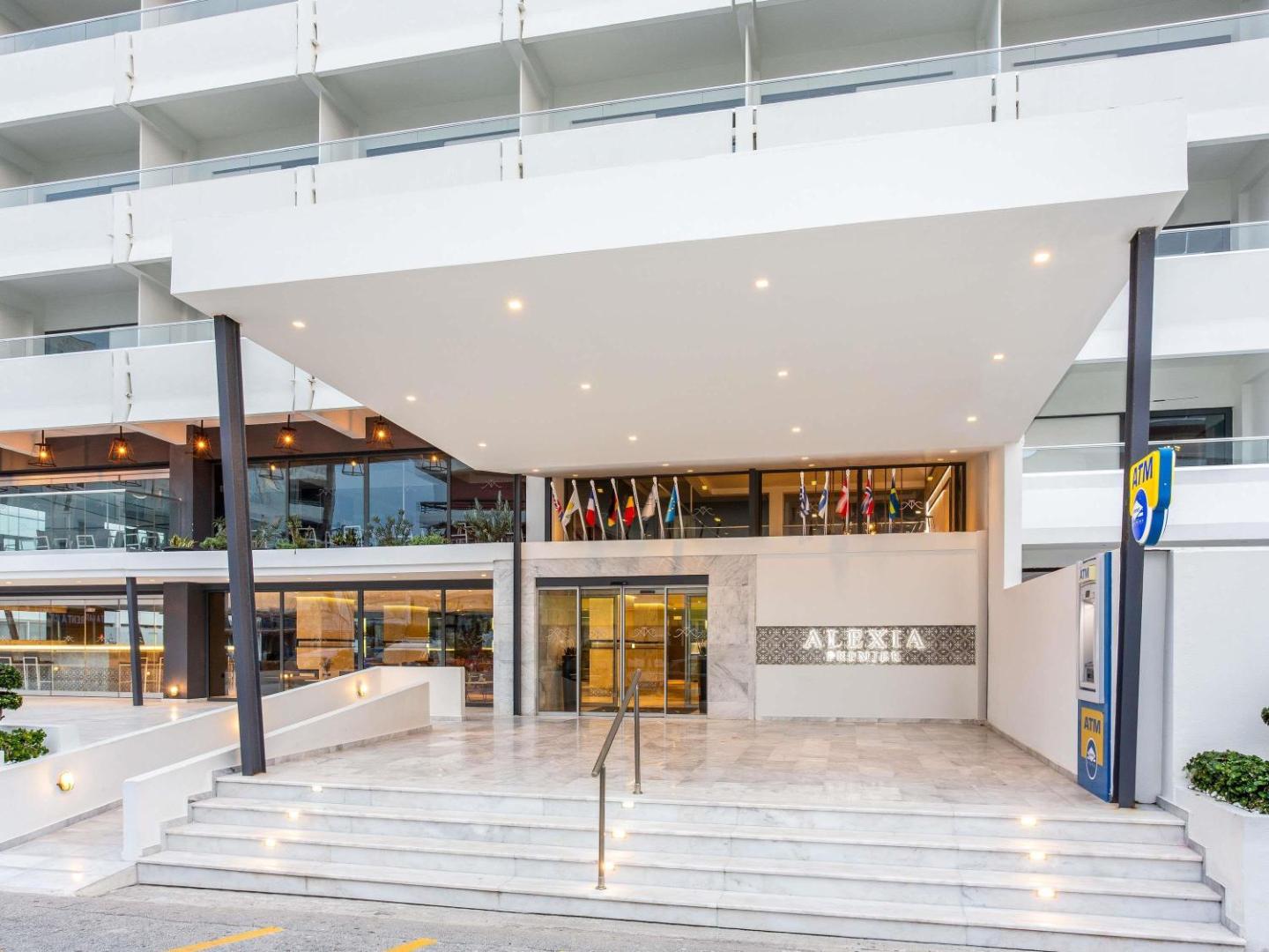 Mercure Rhodes Alexia Hotel & Spa galvenā ieeja ar marmora pakāpieniem un modernu nojumi Rodas pilsētā
