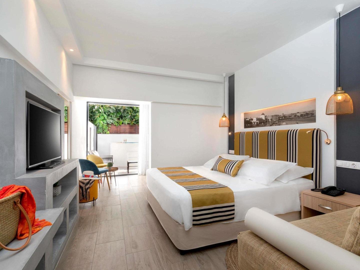 Mercure Rhodes Alexia Hotel & Spa numurs ar terasi un skatu uz dārzu — plaša telpa ar TV un atpūtas zonu