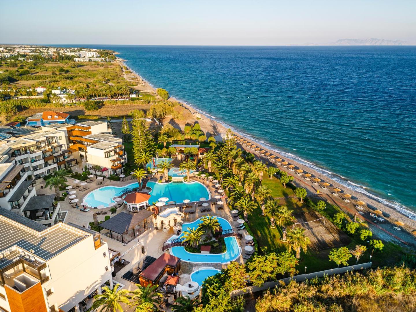 D'Andrea Mare Hotel panorāmas skats no putna lidojuma Rodas piekrastē — viesnīcas teritorija tieši blakus zilajai Egejas jūrai