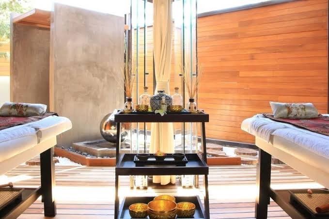 D'Andrea Mare Hotel spa procedūru telpa ar divām masāžas gultām un relaksējošu dekoru mierpilnai atpūtai Rodas kūrortā