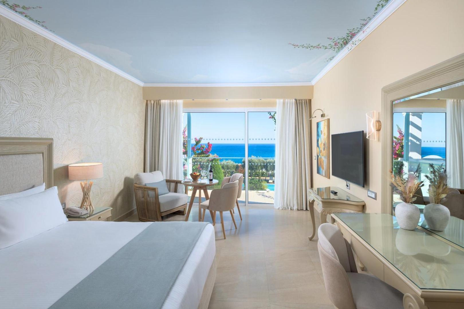Atrium Prestige Thalasso Spa Resort & Villas gaišs numurs ar skatu uz jūru Rodā, Grieķijā — liela gulta un atpūtas zona