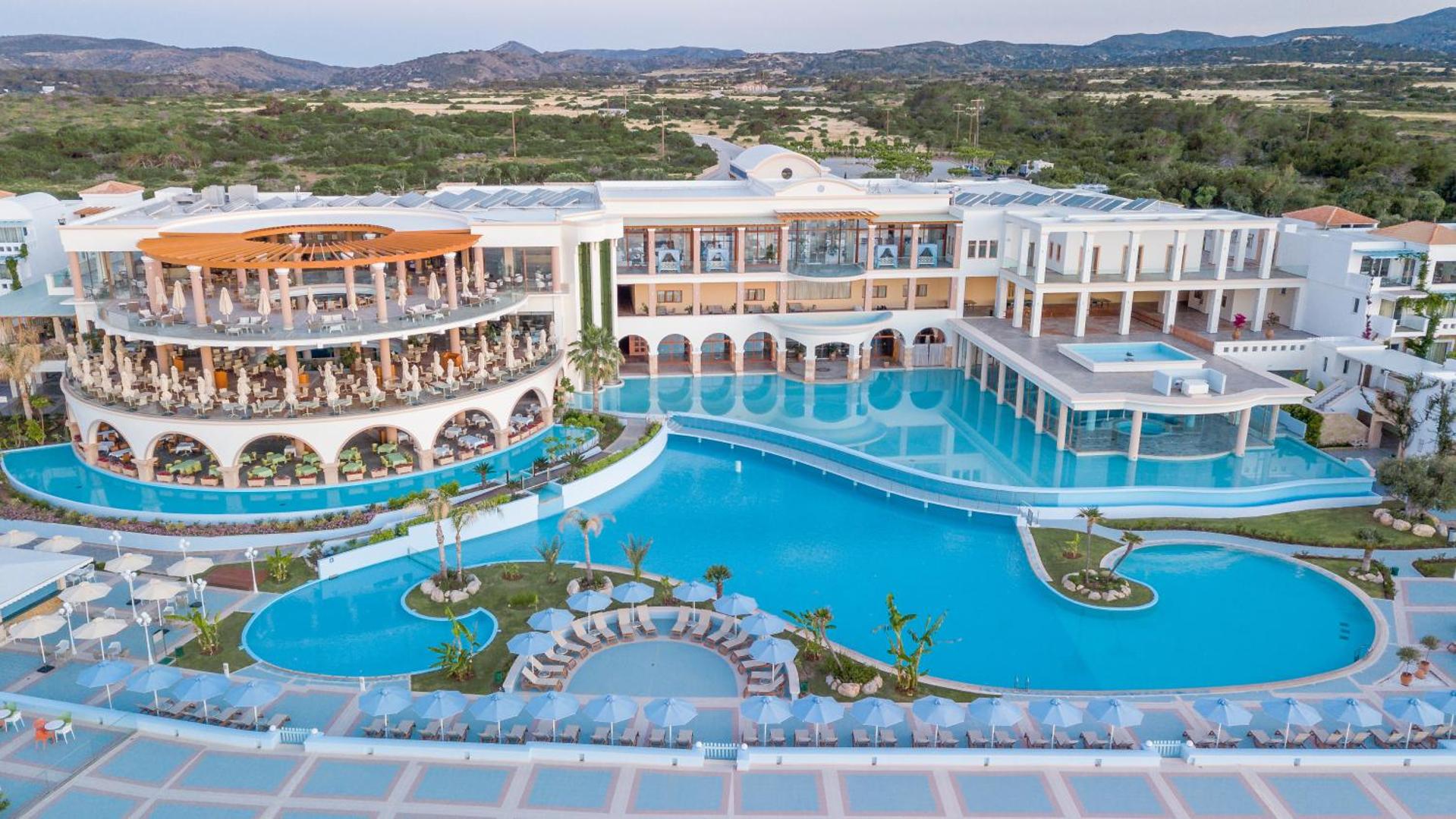 Atrium Prestige Thalasso Spa Resort & Villas centrālais baseins un daudzlīmeņu restorānu komplekss ar skatu uz jūru Rodas salā