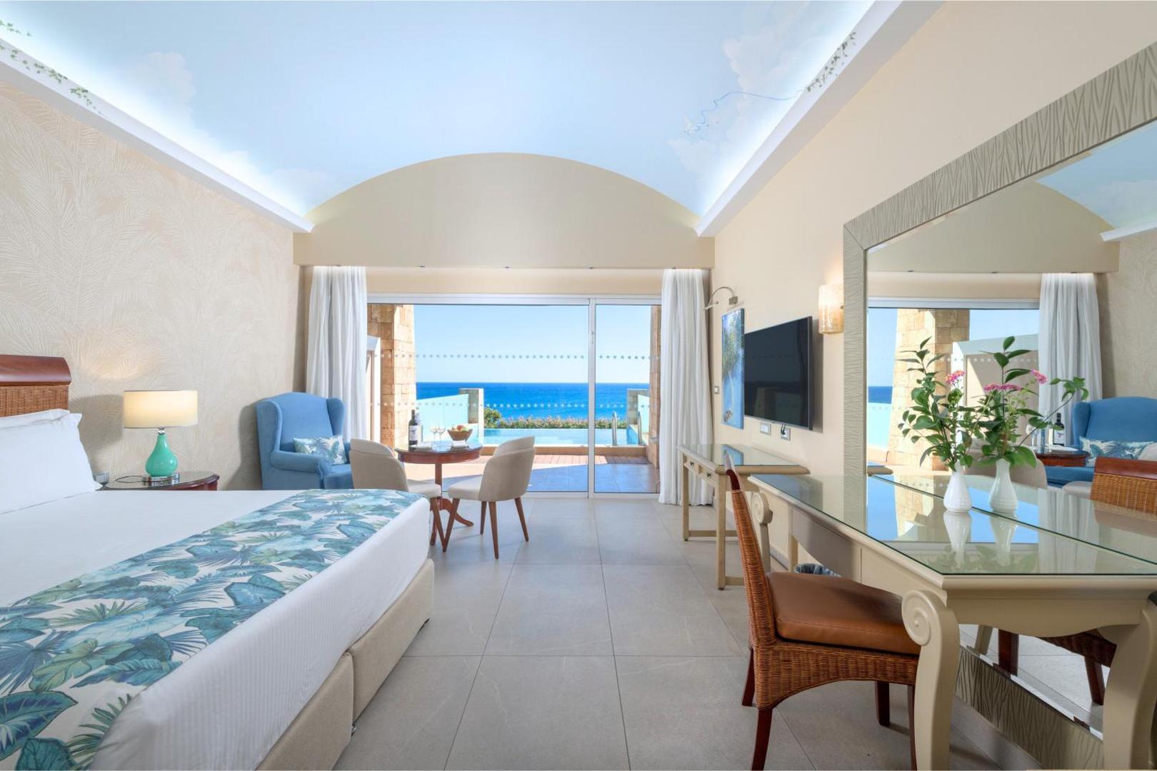 Gaišs Atrium Prestige Thalasso Spa Resort & Villas numurs ar tiešu piekļuvi baseinam un skatu uz Egejas jūru Rodas salā