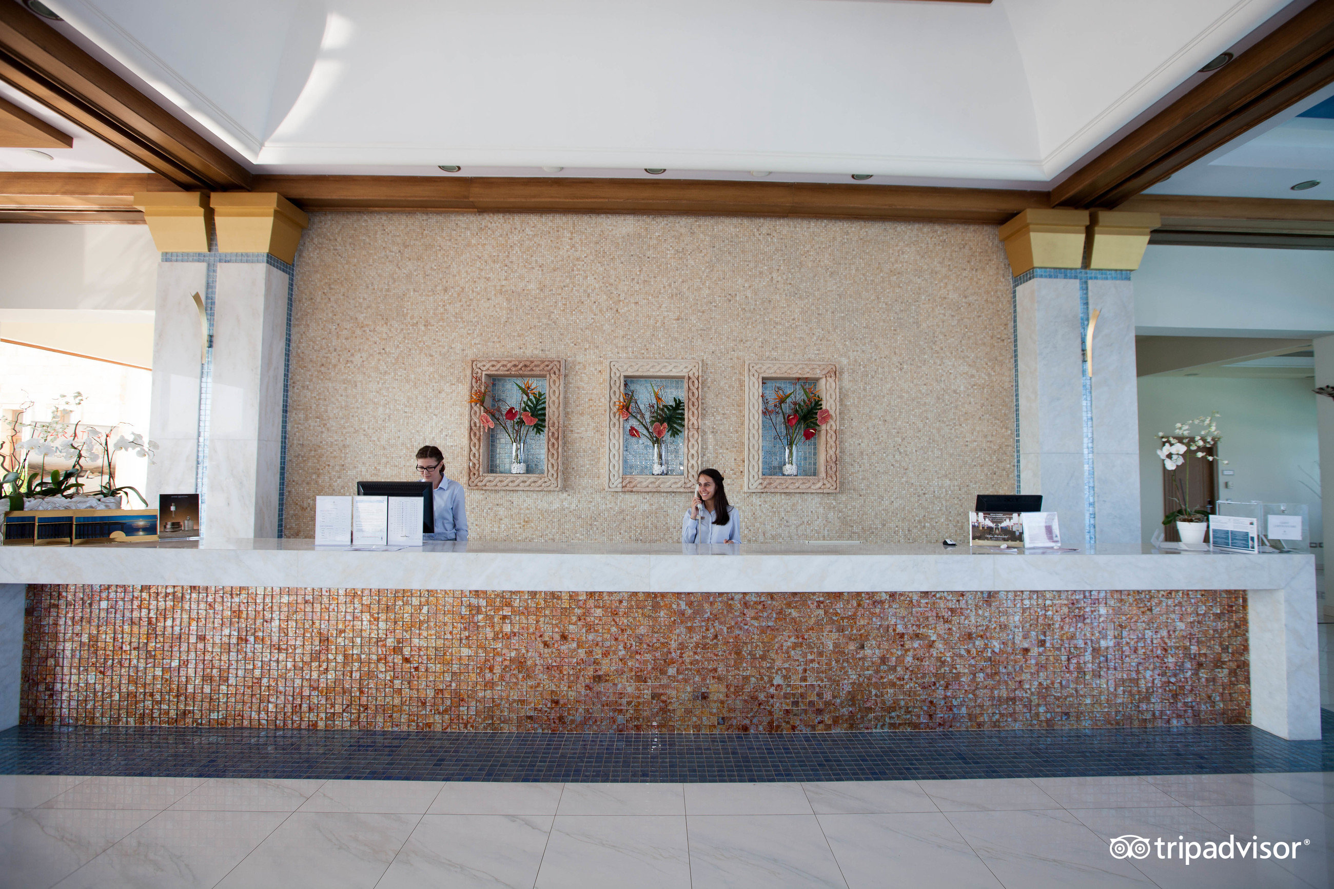 Atrium Prestige Thalasso Spa Resort & Villas reģistratūra ar mozaīkas apdari un personālu Rodas salā