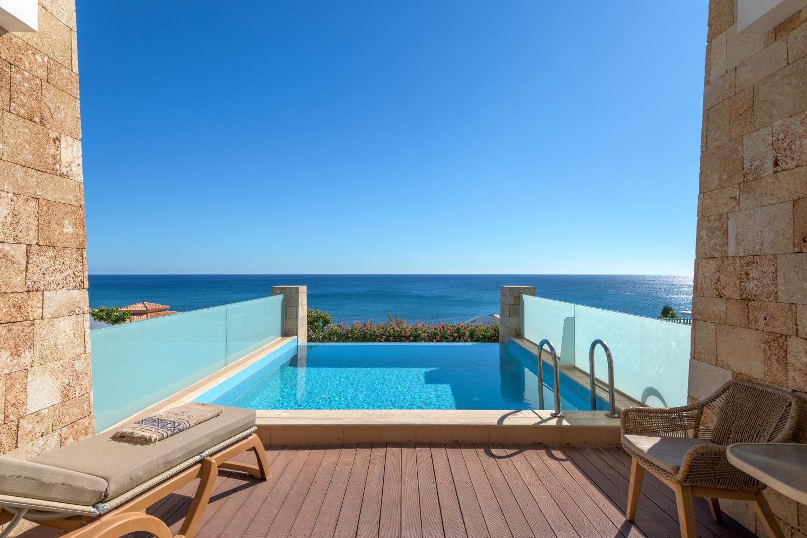 Atrium Prestige Thalasso Spa Resort & Villas numurs ar privātu baseinu Rodas salā — skats no terases uz jūras horizontu