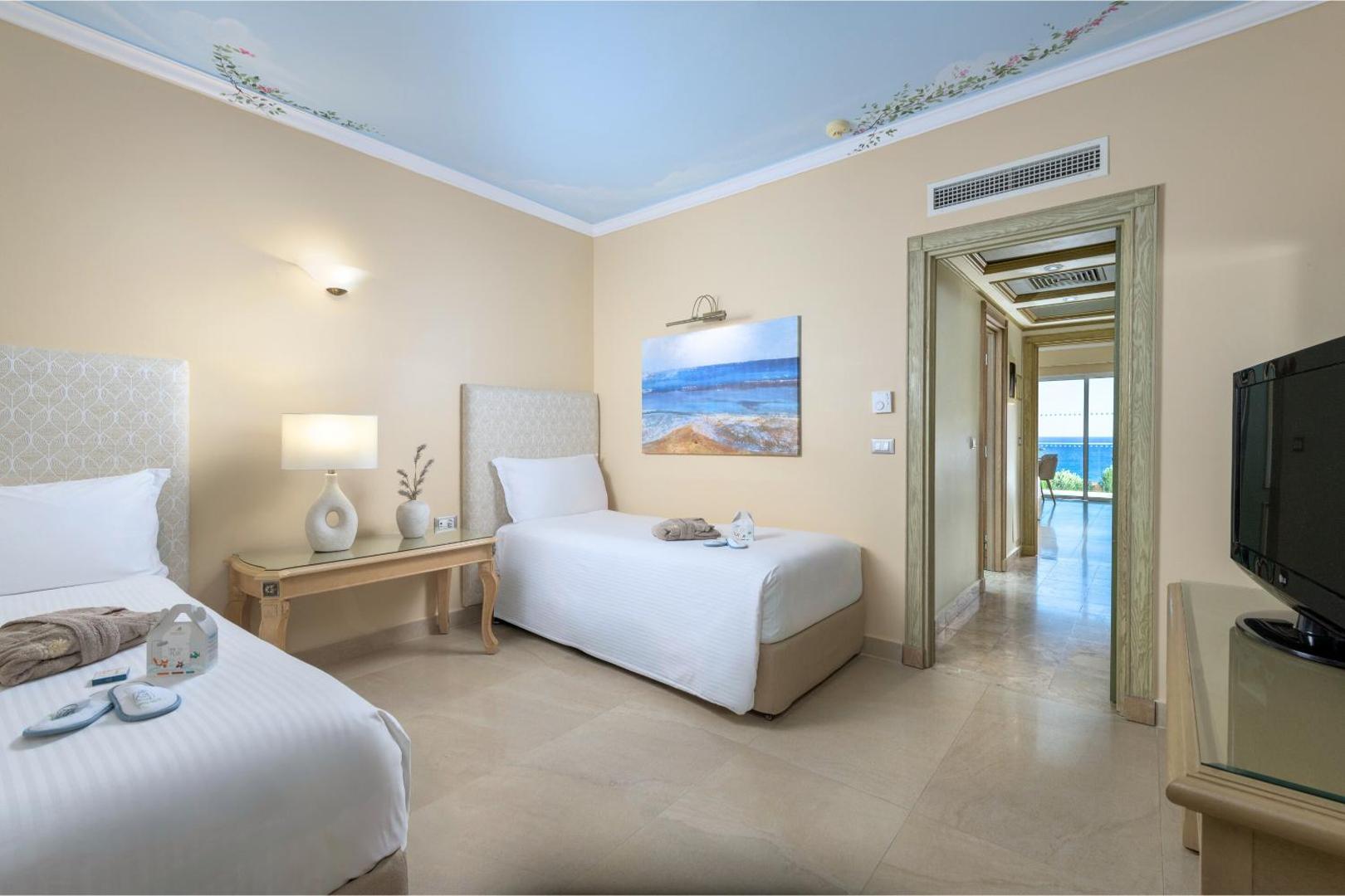 Atrium Prestige Thalasso Spa Resort & Villas divvietīgs numurs ar atsevišķām gultām un gaišu interjeru Rodas salā