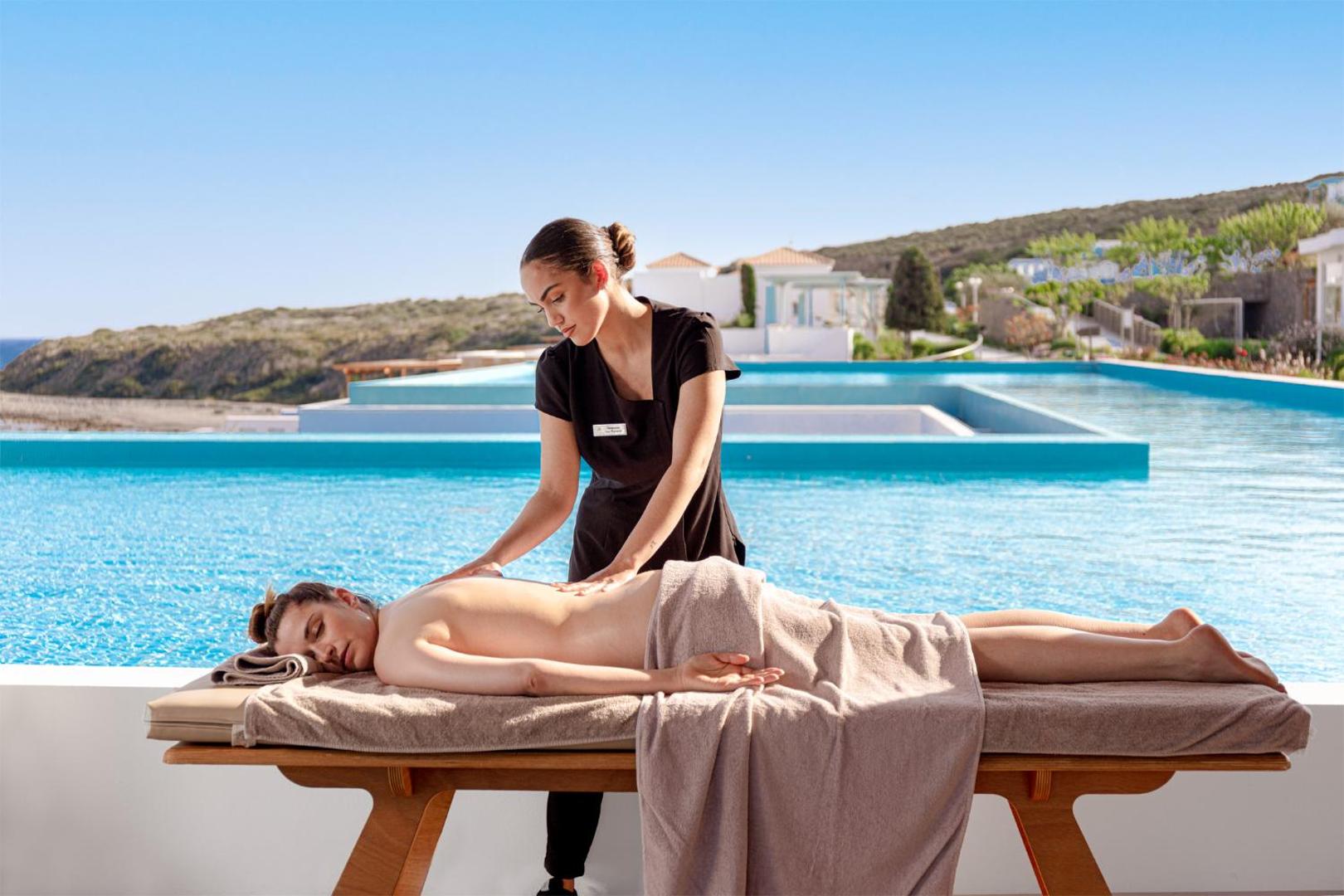 Atrium Prestige Thalasso Spa Resort & Villas masāža brīvā dabā pie baseina Rodas salā ar skatu uz jūru un kalniem