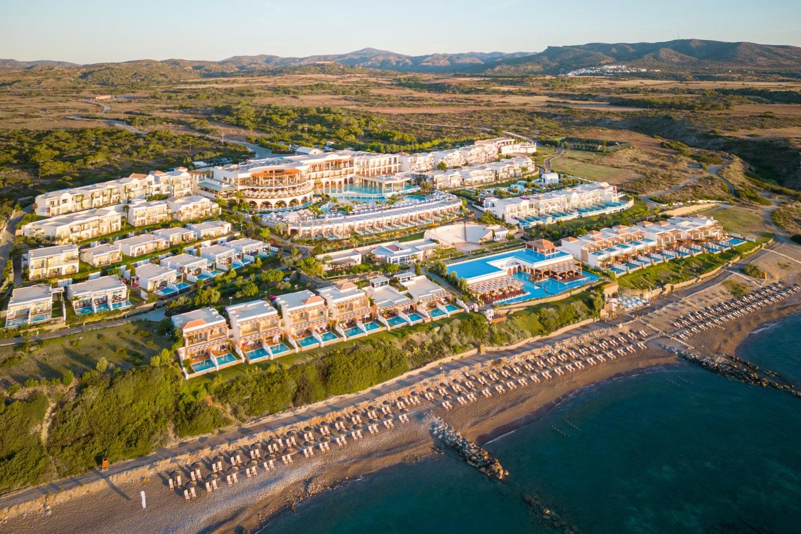 Atrium Prestige Thalasso Spa Resort & Villas panorāmas skats no putna lidojuma Rodas salā — plaša teritorija pie jūras ar baseiniem un privāto pludmali