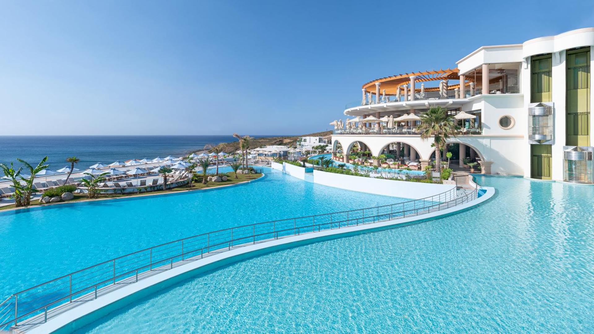 Atrium Prestige Thalasso Spa Resort & Villas plašs āra baseinu komplekss un viesnīcas arhitektūra Rodā pie jūras