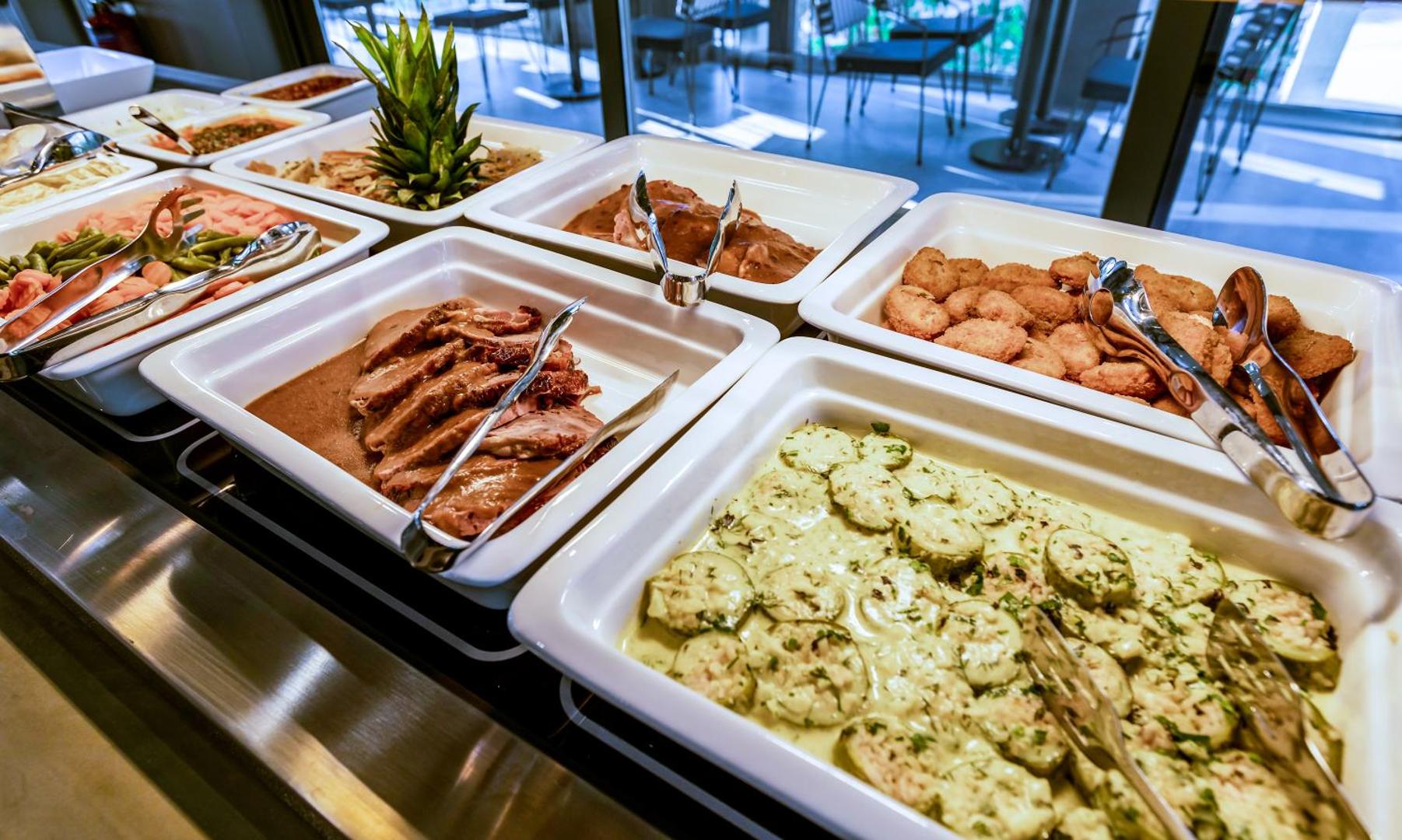 White Olive Premium Lindos bufetes restorāna silto ēdienu izvēle ar gaļas un dārzeņu ēdieniem All-inclusive servisam