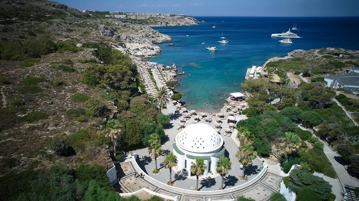 Kallithea Springs vēsturiskais komplekss Rodas salā netālu no The Ixian Grand viesnīcas ar skatu uz līci un jahtām.