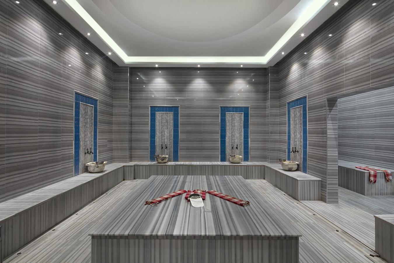 Tradicionāls turku hamams Dosinia Luxury Resort spa centrā ar marmora apdari un autentisku atmosfēru
