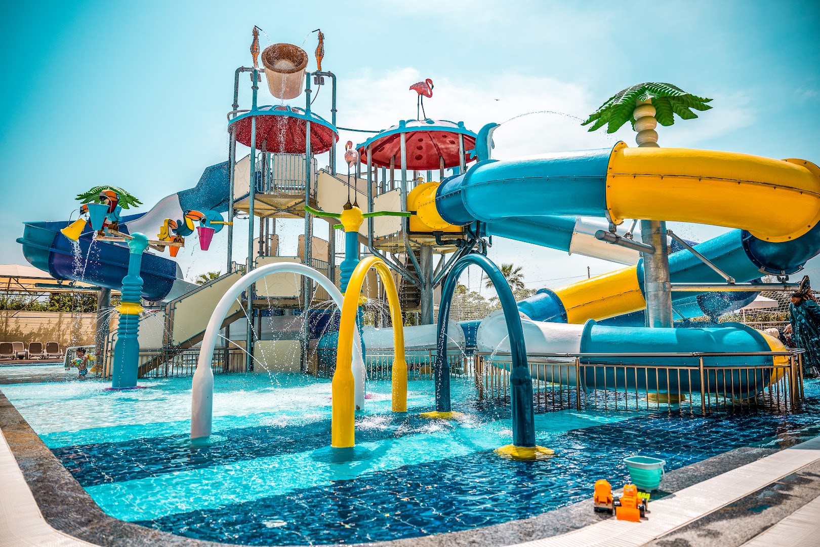 Belek Beach Resort bērnu ūdens atrakciju parks ar slidkalniņiem, strūklakām un dekoratīvām figūrām seklā baseinā ģimenes atpūtai.