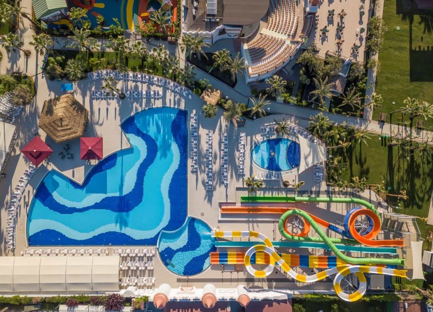 Belek Beach Resort akvaparks ar krāsainiem ūdens slidkalniņiem un bērnu baseiniem no putna lidojuma skata