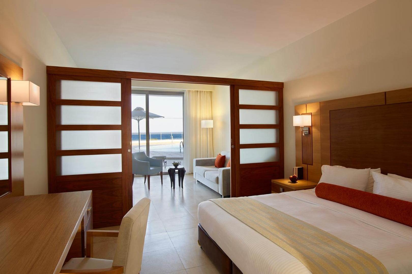 Apollo Blue Hotel ģimenes numurs ar bīdāmām koka durvīm un skatu uz jūru Rodā — atdalīta guļamistaba un viesistabas zona