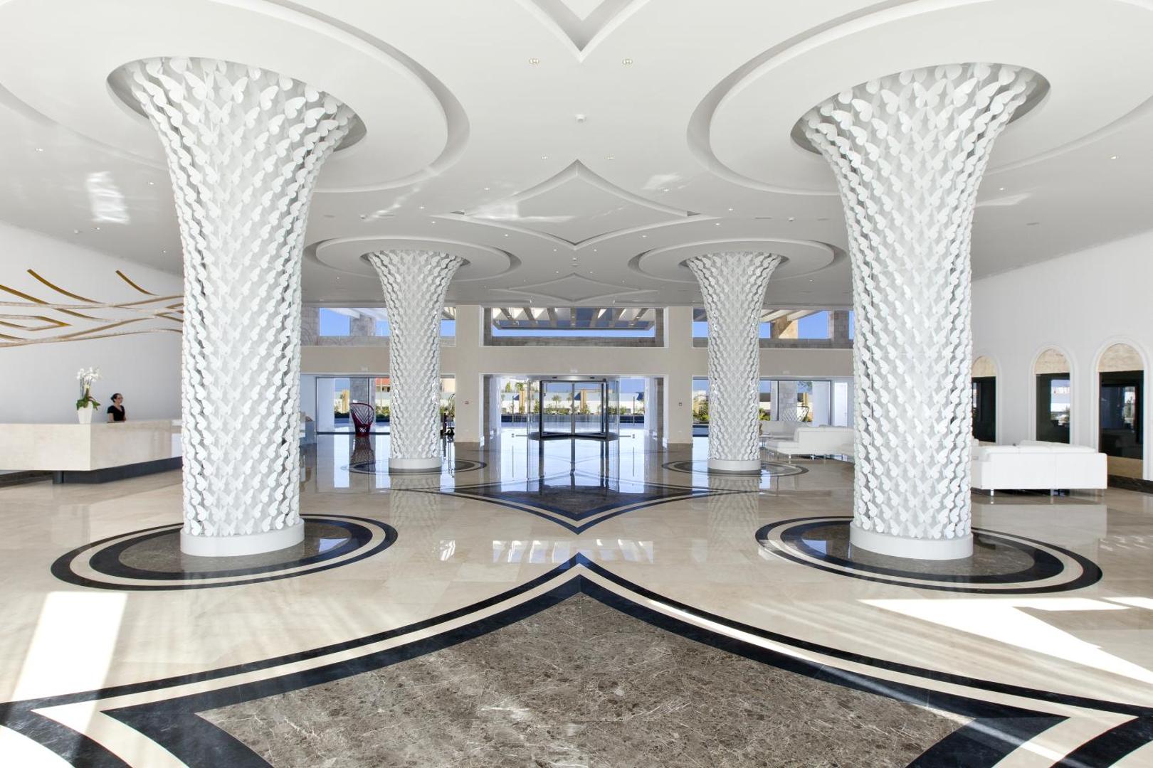 Princess Andriana Resort & Spa plašais vestibils ar unikālām dekoratīvām kolonnām un marmora grīdu Kiotari, Rodā