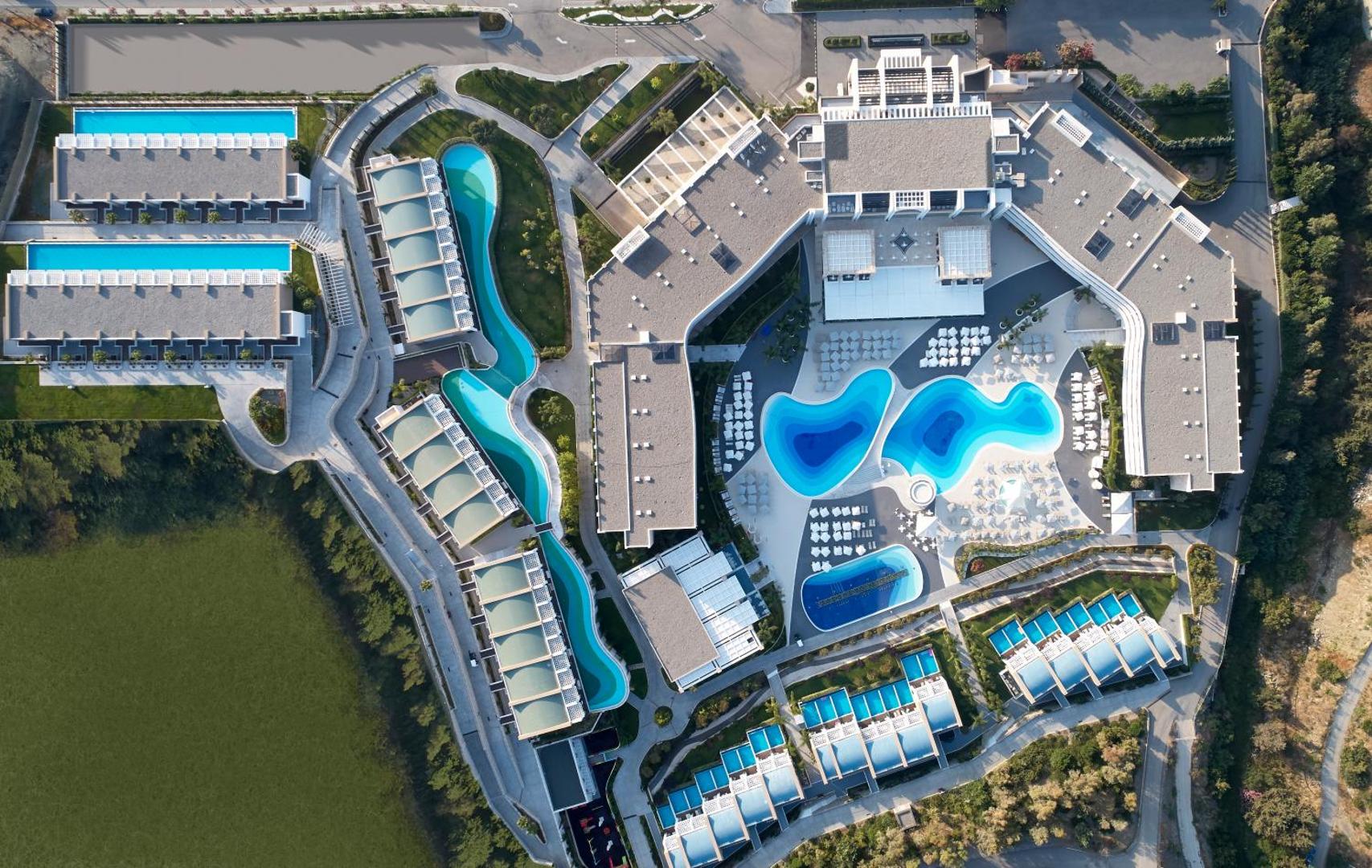 Princess Andriana Resort & Spa teritorijas skats no putna lidojuma Rodas salā ar daudzajiem baseiniem un numuru korpusiem