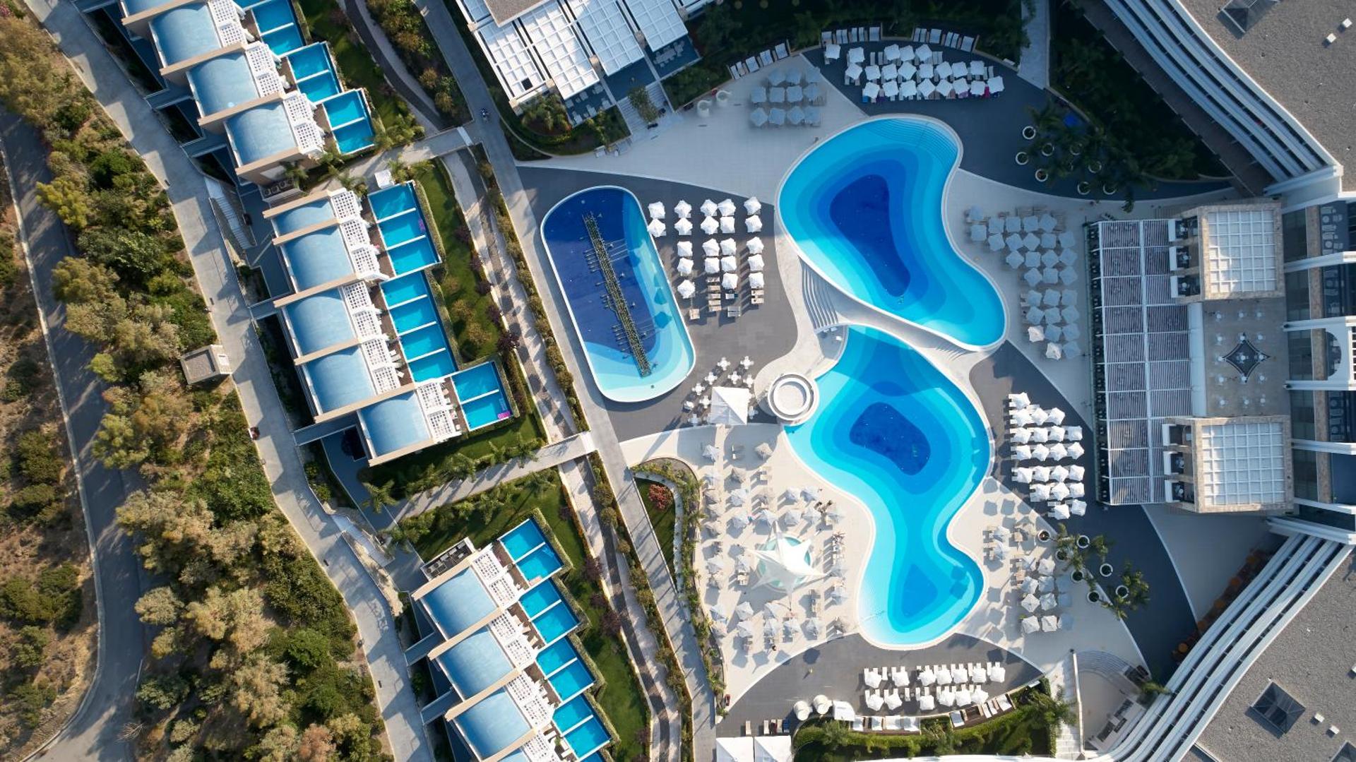 Princess Andriana Resort & Spa teritorijas aerofoto Rodas salā — redzami numuri ar tiešu piekļuvi baseinam un galvenā baseina komplekss