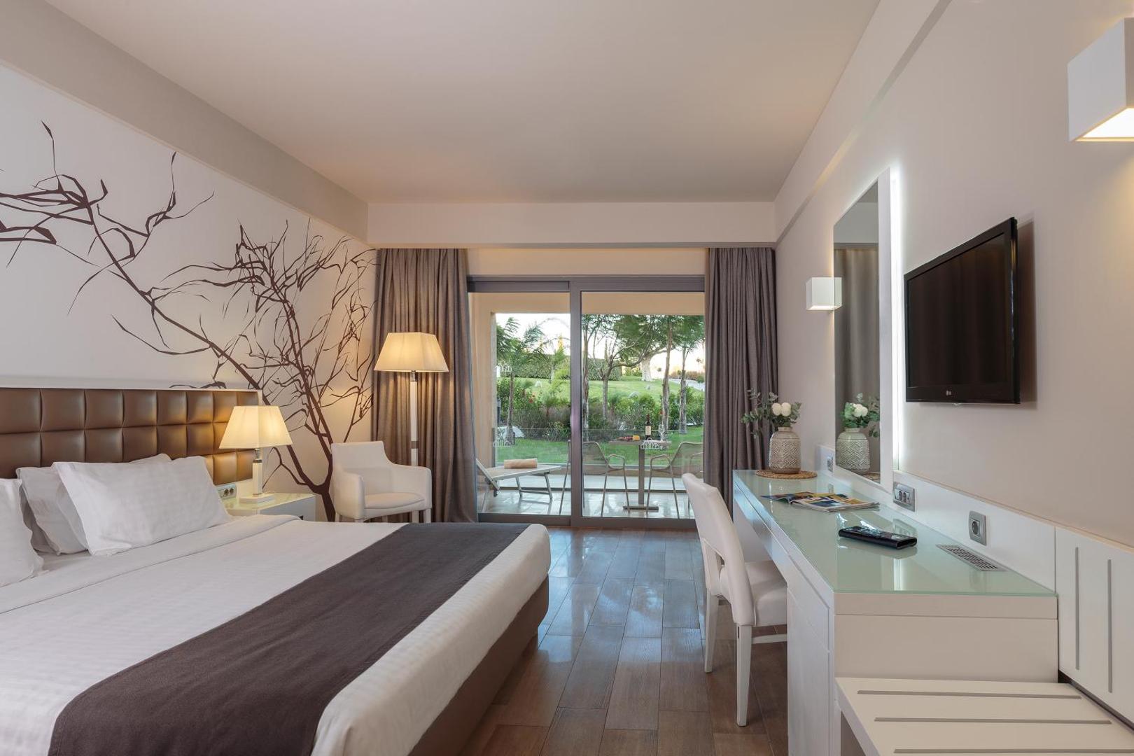 Gaišs Princess Andriana Resort & Spa viesnīcas numurs ar divguļamo gultu, darba zonu un balkonu Rodā