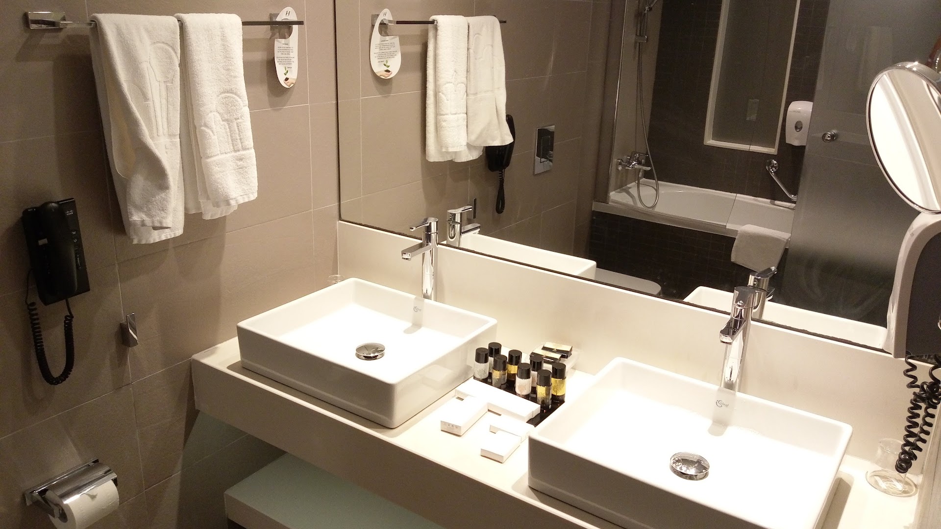 Princess Andriana Resort & Spa numura vannasistaba ar divām izlietnēm, vannu un kvalitatīvu kosmētiku Rodas salas kūrortā