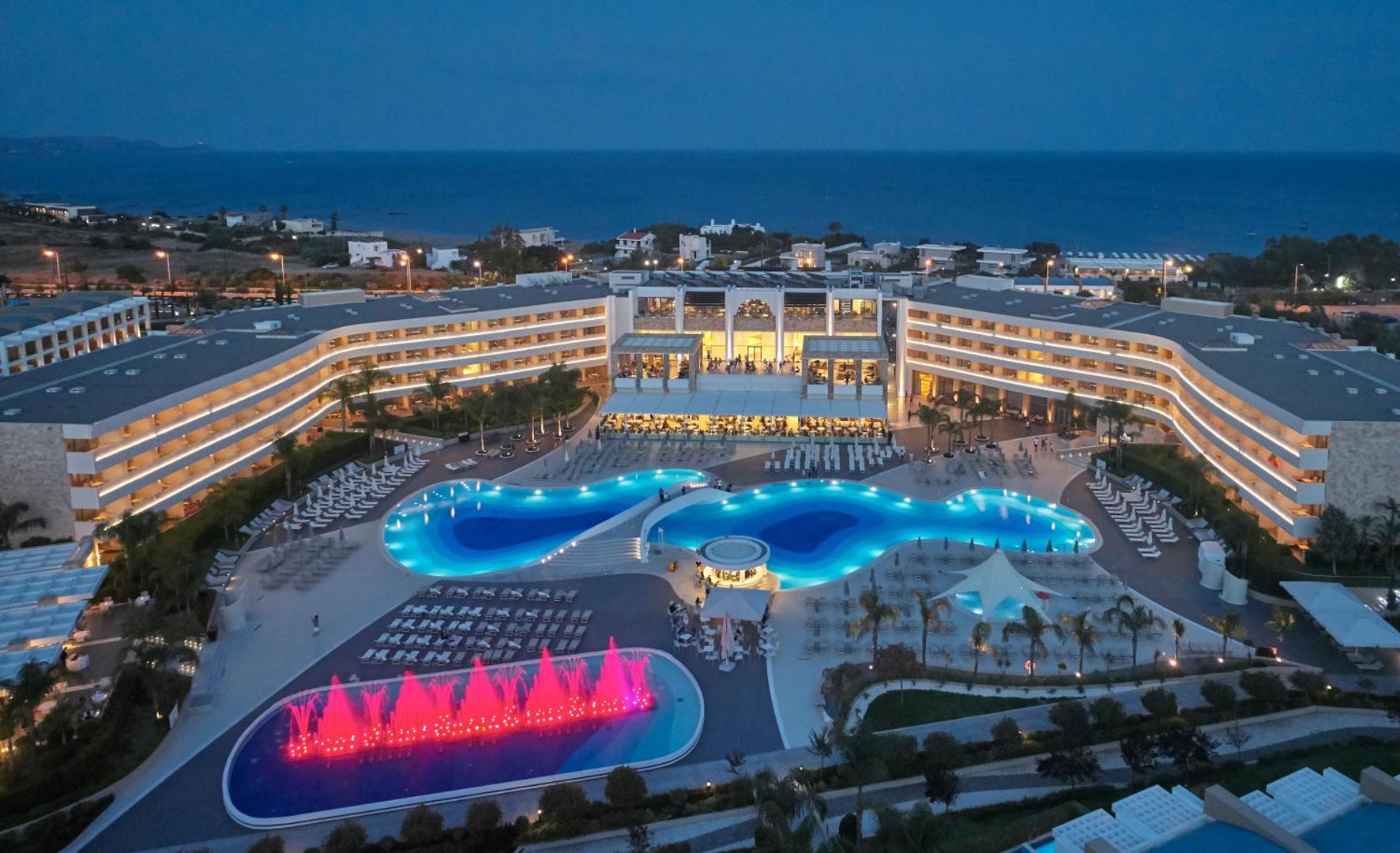 Princess Andriana Resort & Spa vakara skats uz galveno baseinu kompleksu un viesnīcas korpusiem Kiotari piekrastē Rodas salā