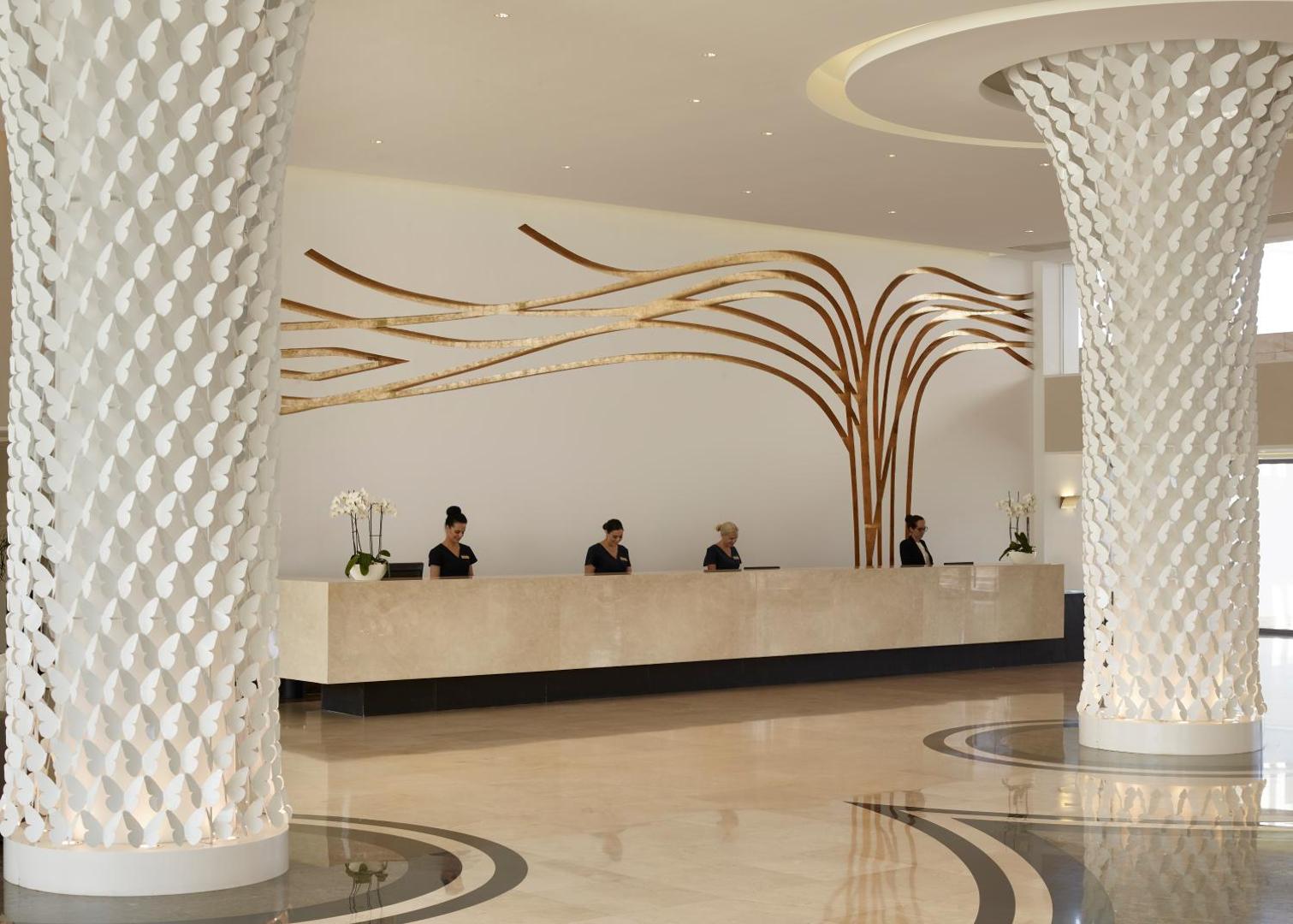 Princess Andriana Resort & Spa recepcijas zona ar mākslinieciskiem dizaina elementiem un viesmīlīgu personālu Rodas salā