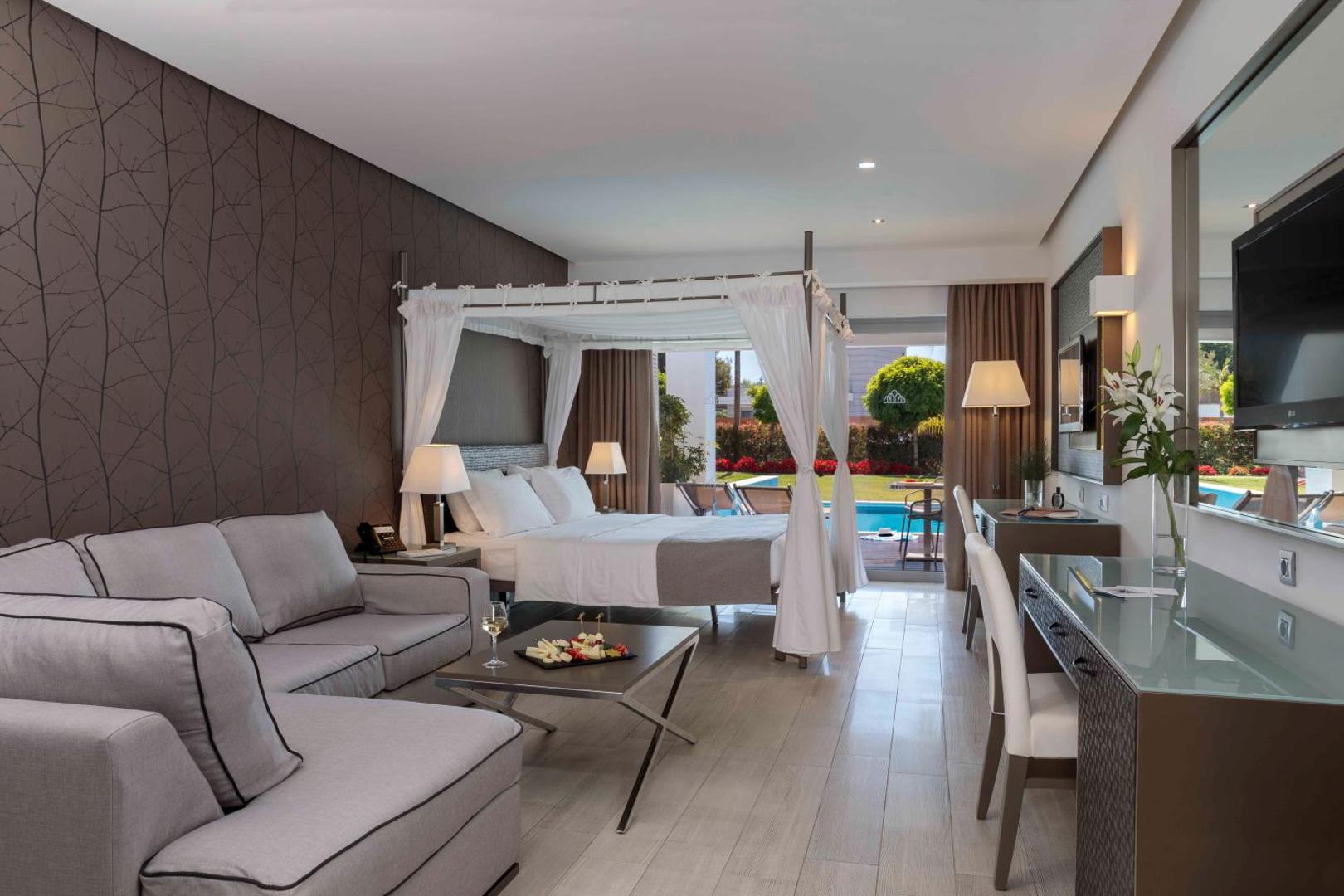 Princess Andriana Resort & Spa moderns numurs ar baldahīna gultu, dīvānu un skatu uz privāto baseinu Rodas salā, Grieķijā