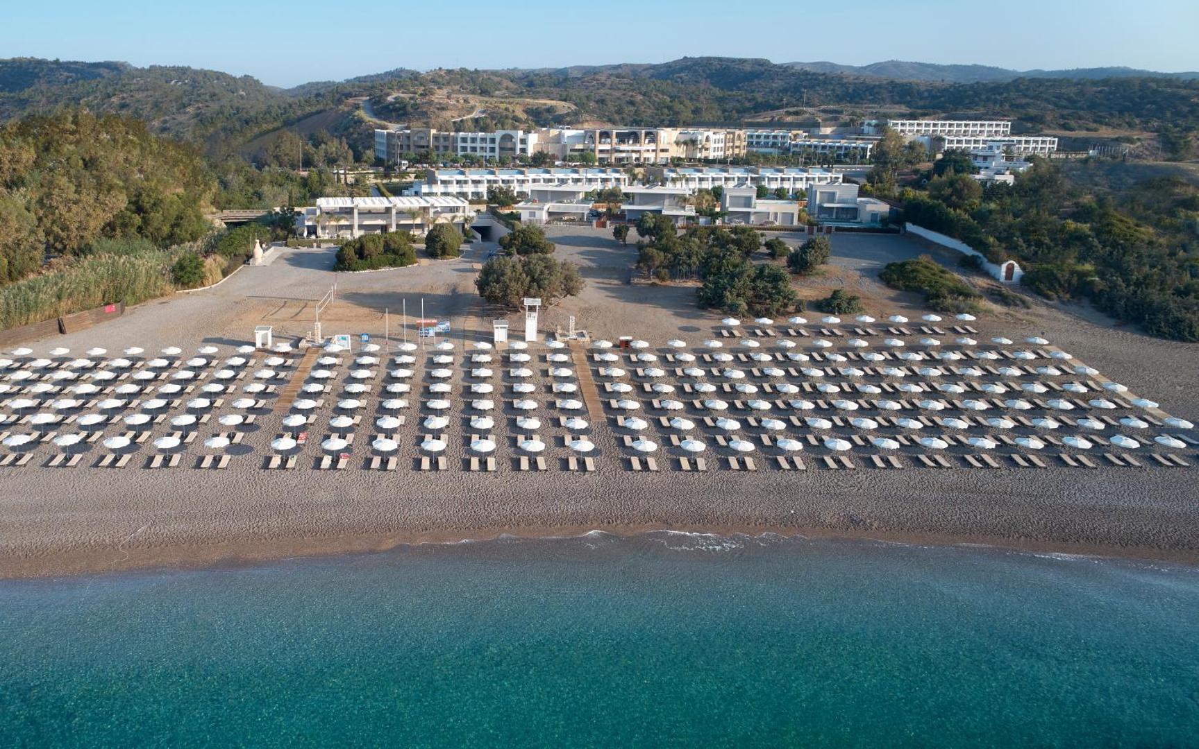 Princess Andriana Resort & Spa panorāmas skats uz viesnīcas kompleksu un plašo pludmali Kiotari kūrortā, Rodas salā
