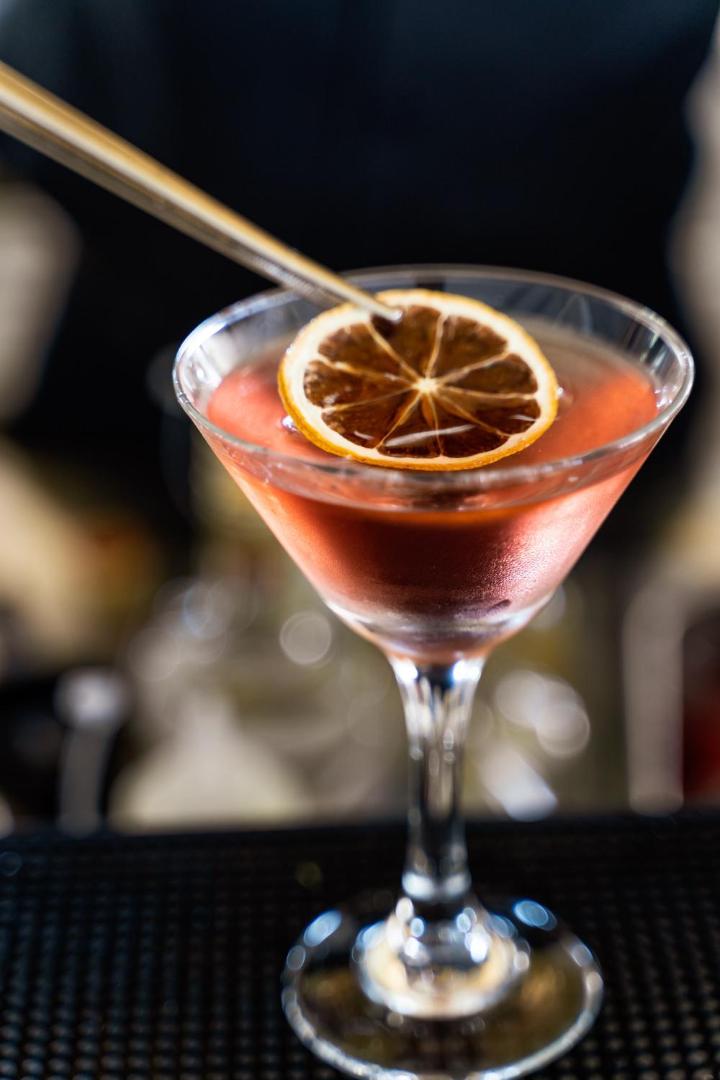 Lindos Village Resort & Spa bāra kokteilis martini glāzē ar kaltētu citrona šķēli — elegants dzēriens viesnīcas bārā Rodas salā