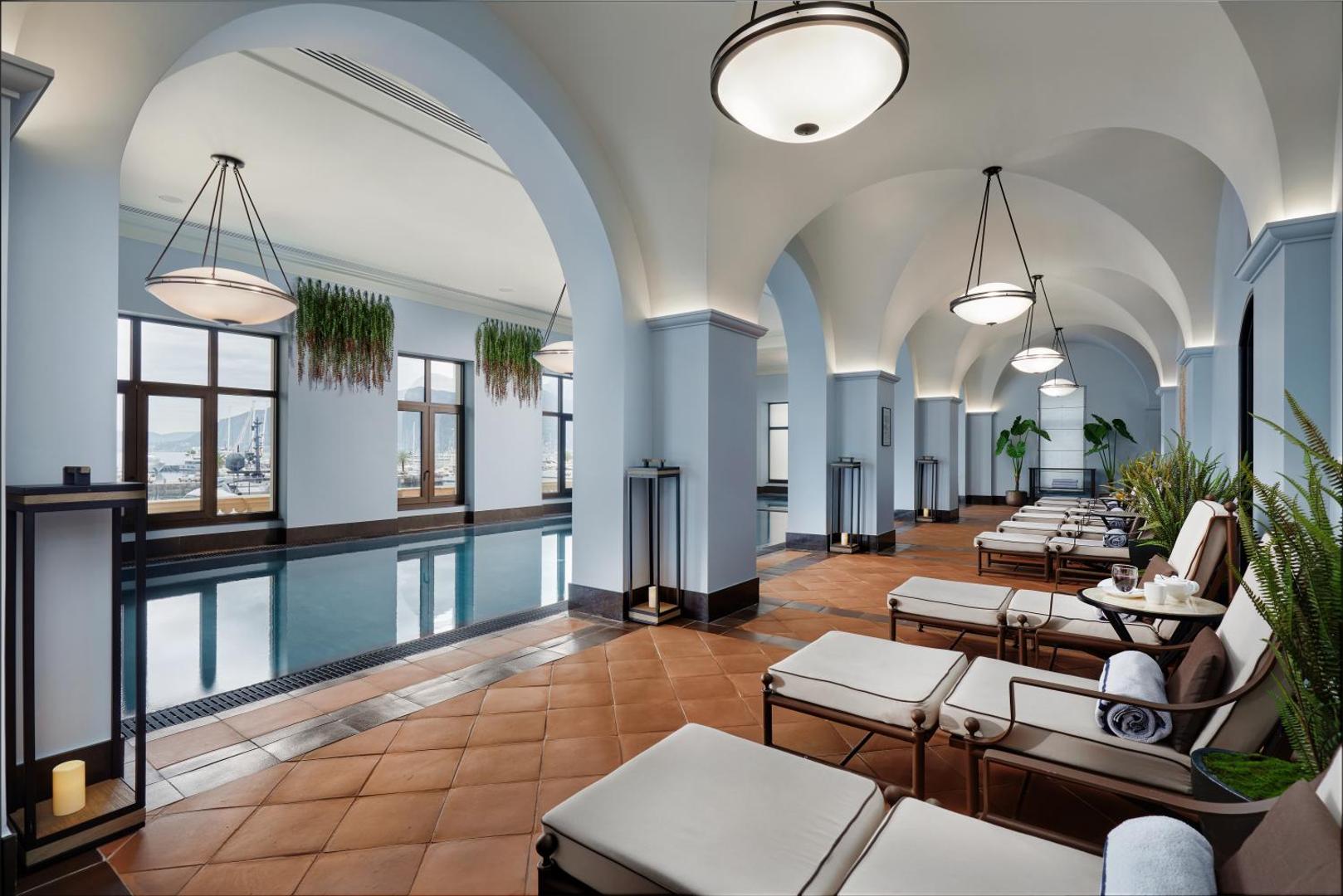 Regent Porto Montenegro spa centra iekštelpu baseins ar skatu uz ostu, ērtiem zviļņiem un klasisku arkveida arhitektūru
