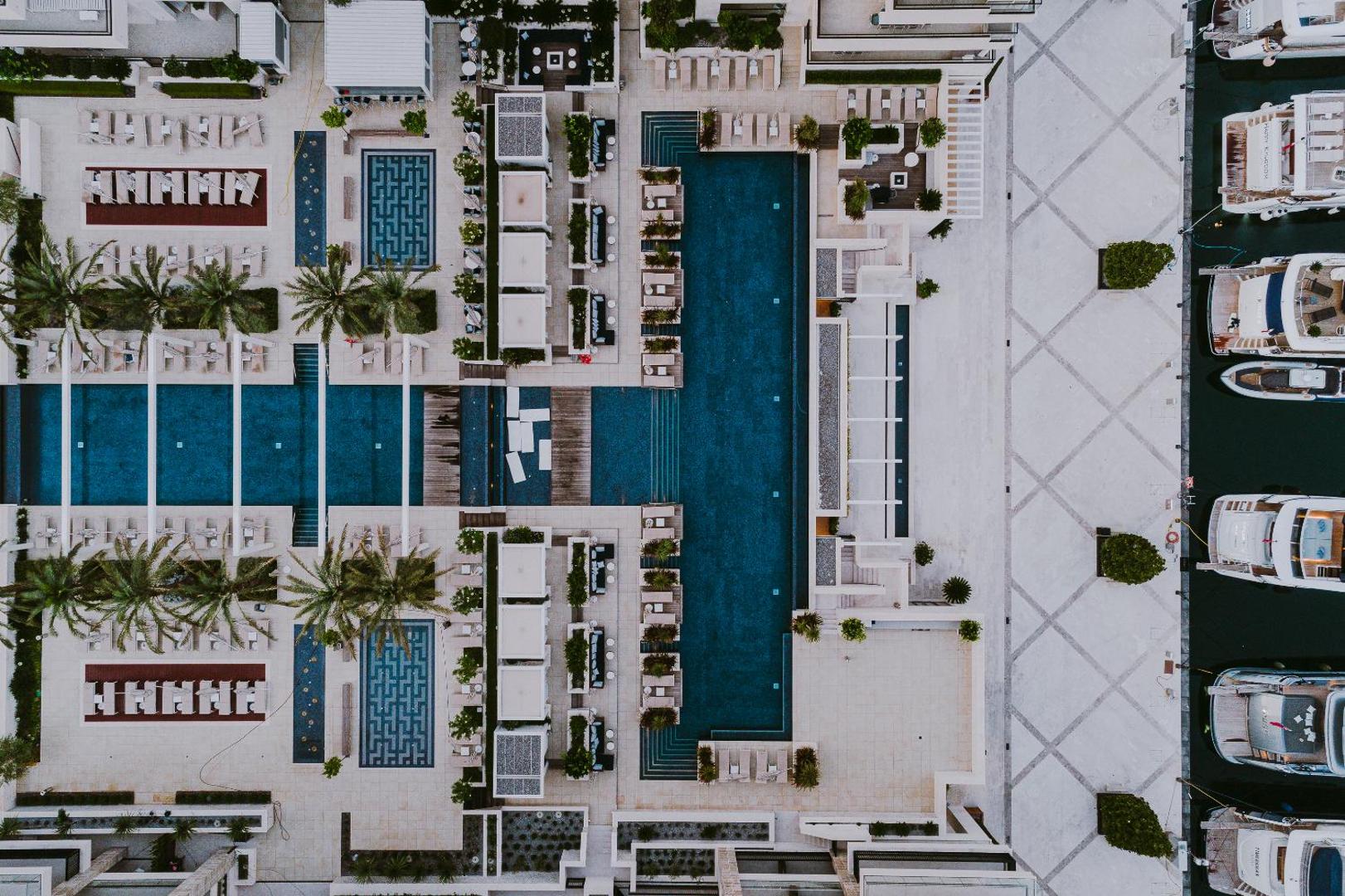 Regent Porto Montenegro baseinu kompleksa un jahtu piestātnes skats no augšas — moderna atpūtas zona un piestātne