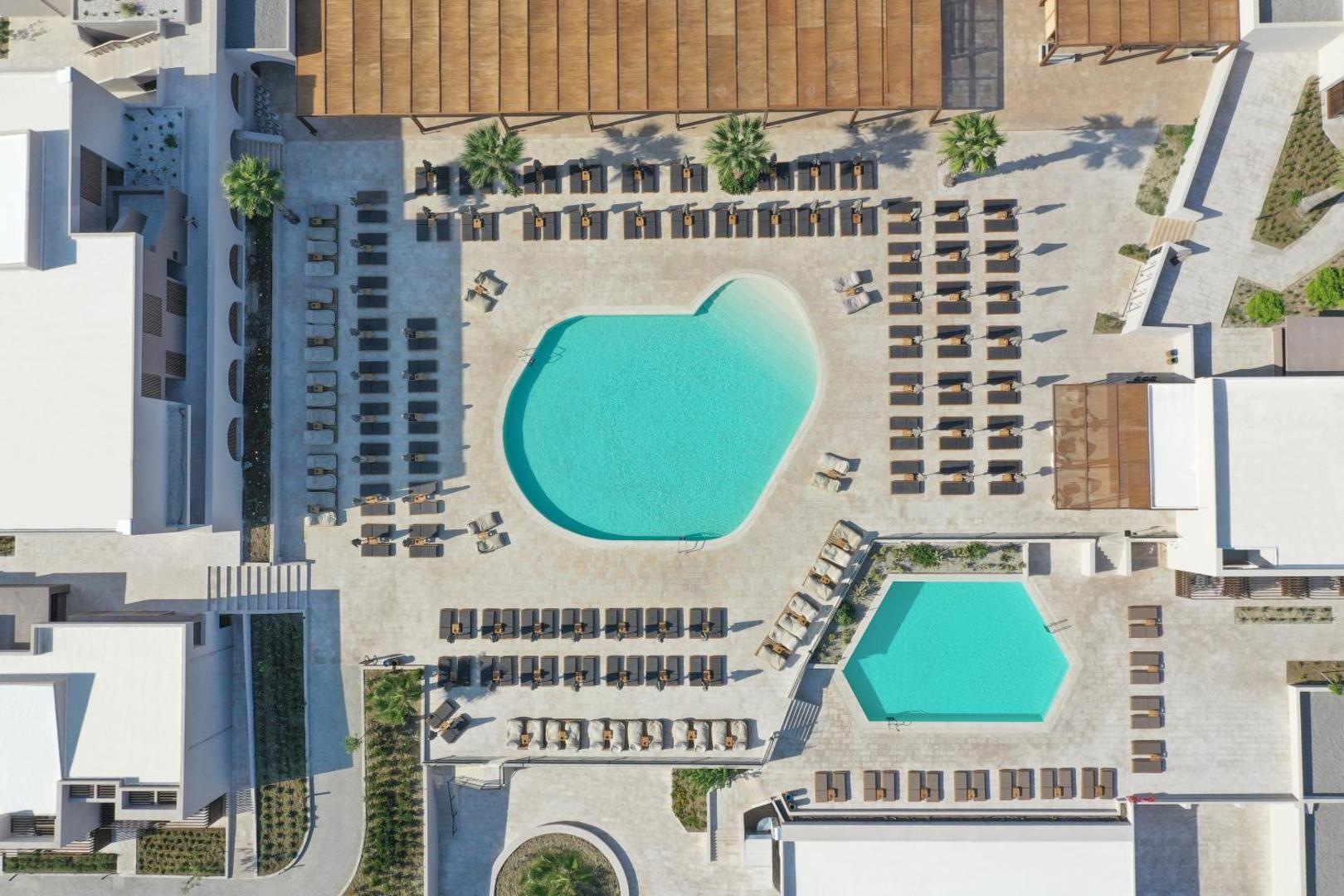 Elissa Lifestyle Resort teritorijas skats no putna lidojuma — divi lieli baseini, sauļošanās zonas un moderna arhitektūra Rodā